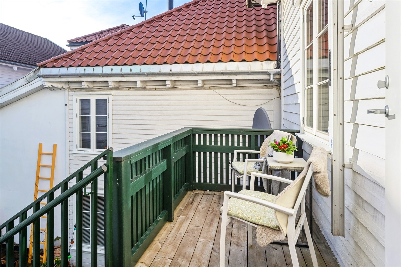 Leiligheten har adkomst via trapp fra felles bakgård, og utenfor ytterdøren er det balkong med plass til en liten sittegruppe. Galleribilde