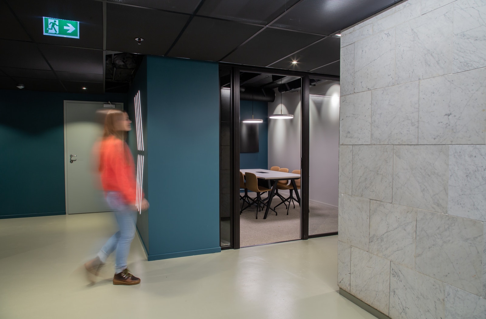 Spennende i interiør i varme og kalde farger Galleribilde