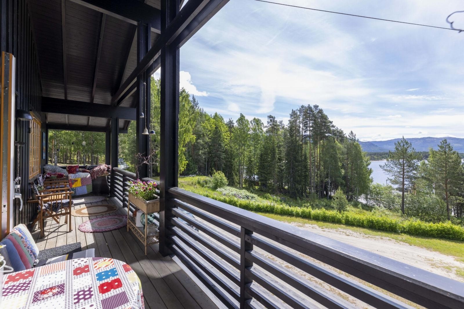 Balkong med adkomst fra stue i hovedhuset Galleribilde