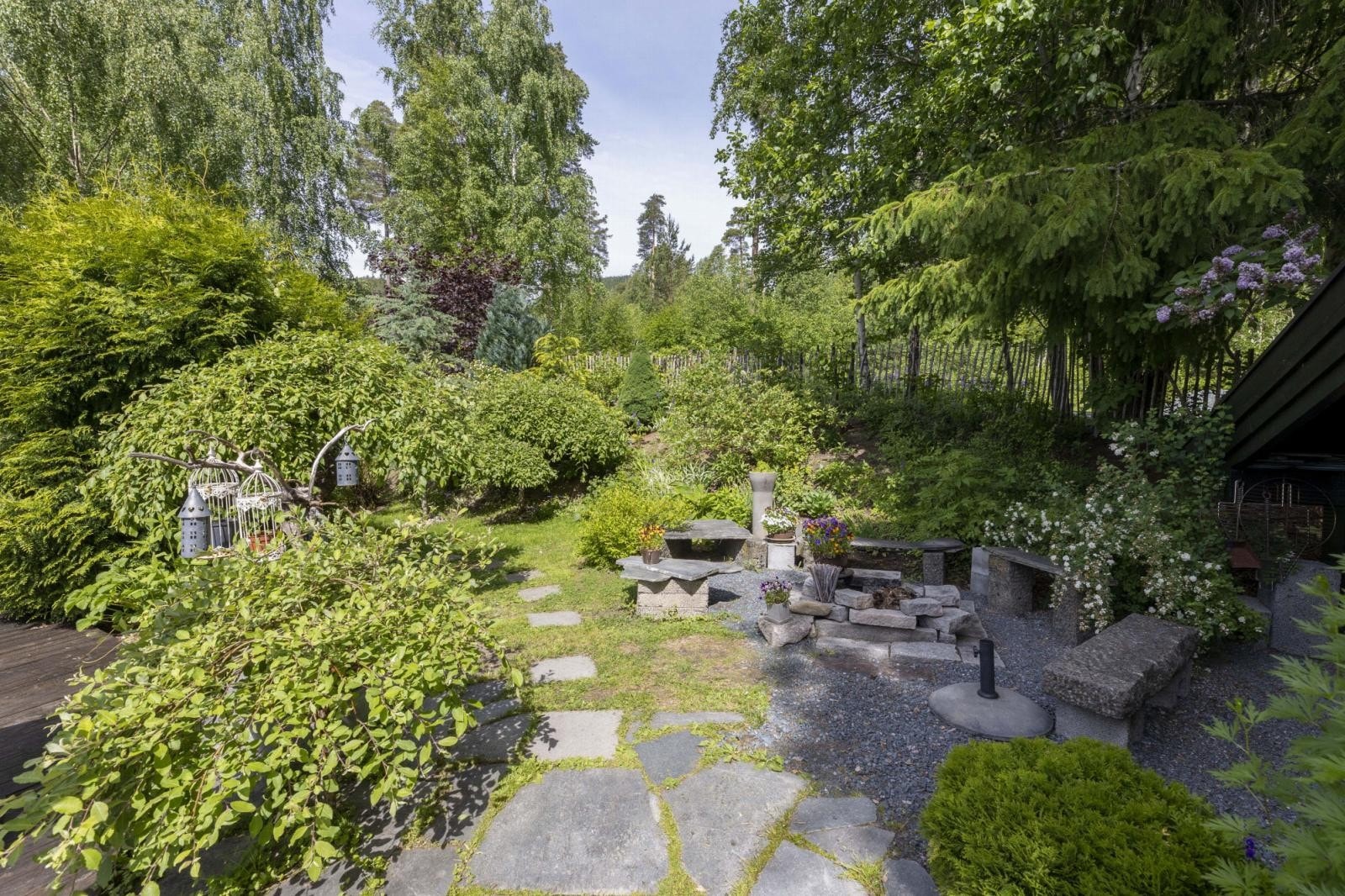 Hage og uteområdet til hovedhuset Galleribilde