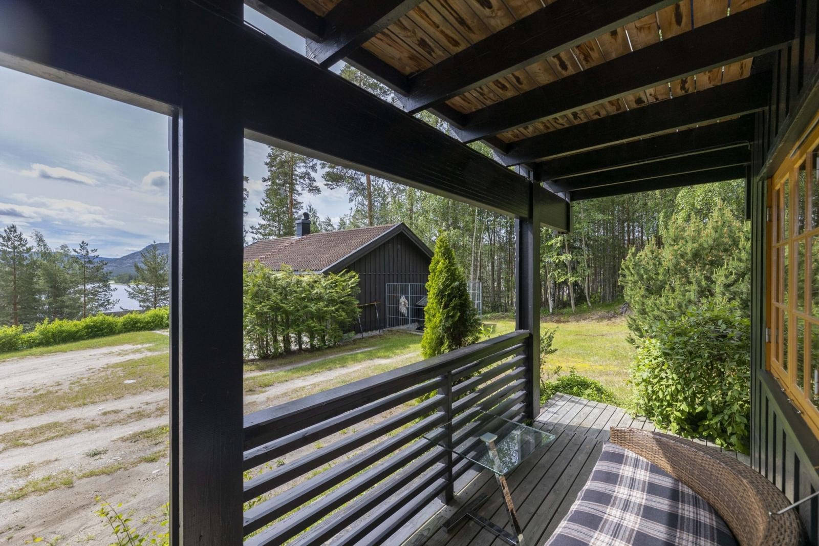 Veranda til utleieleilighet i boligens underetasje Galleribilde
