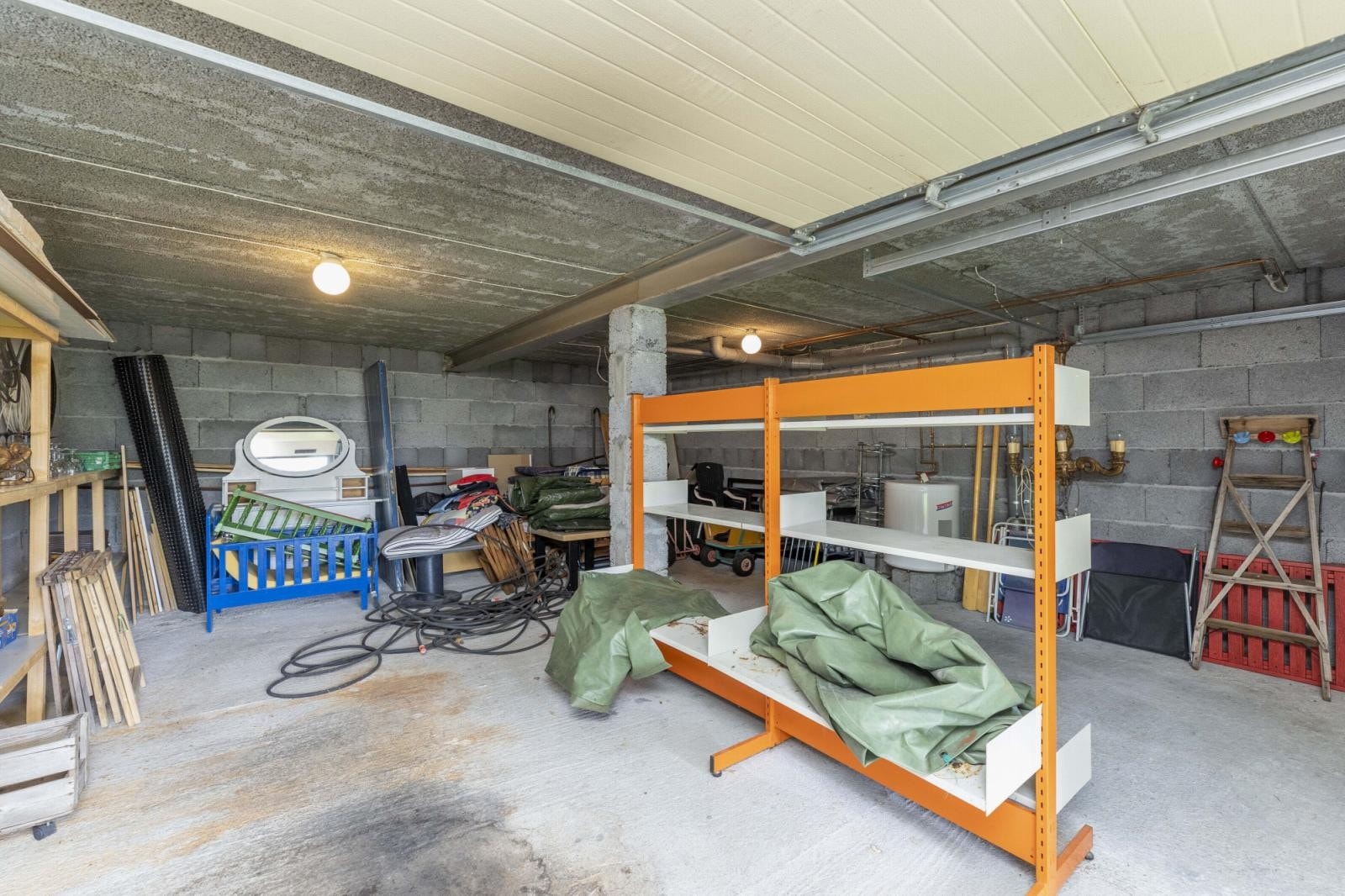 Garasje brukt til oppbevaring under Veslehuset Galleribilde