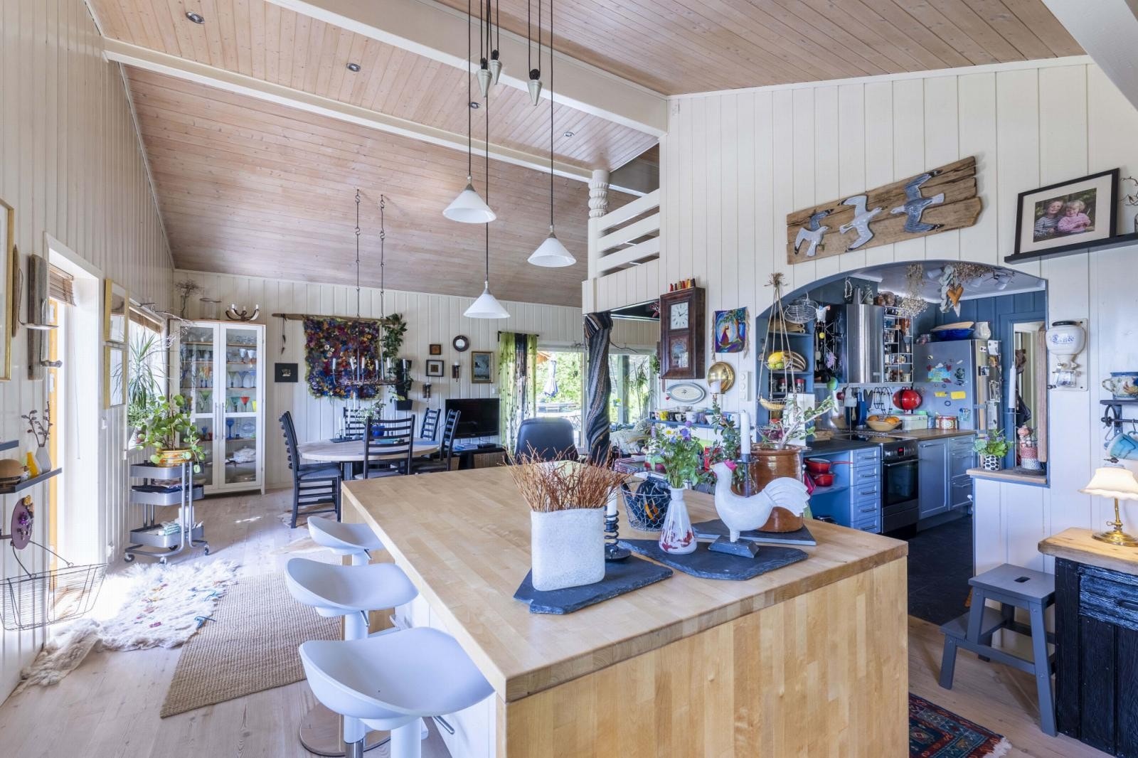 Stor og innholdsrik stue i hovedhuset/hovedetasje Galleribilde