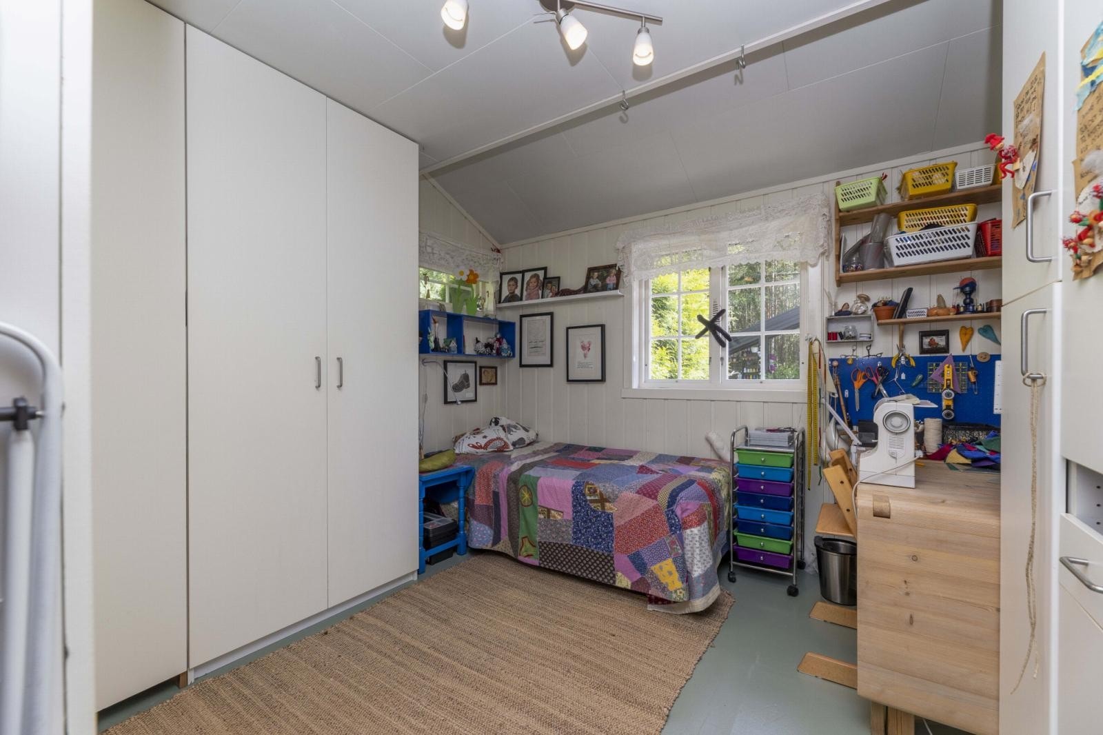 Soverom 2/hobbyrom i hovedhuset Galleribilde