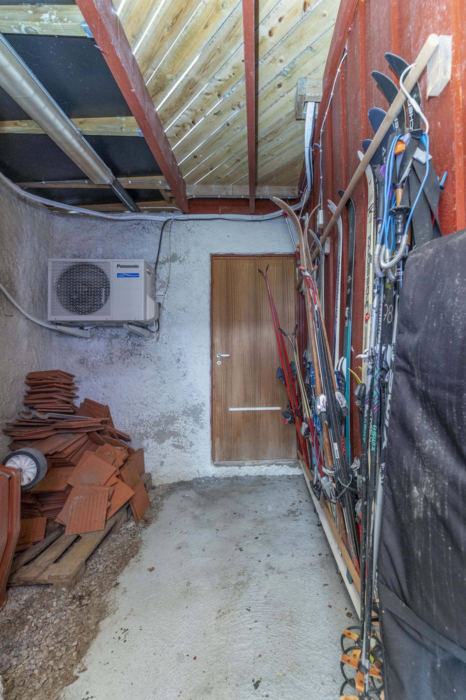 Utvendig oppbevaringsrom liggende til hovedhuset Galleribilde