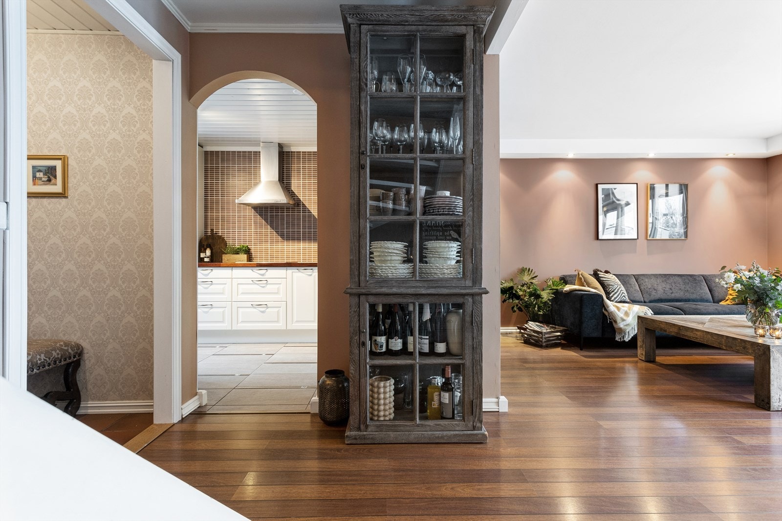 Boligen byr på et separat kjøkken med fliser på gulv og tidløs kjøkkeninnredning. Galleribilde