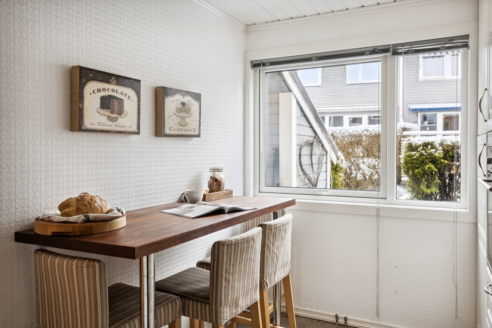 Her har du også plass til en hyggelig spiseplass hvor du kan nyte morgenkaffen. Galleribilde