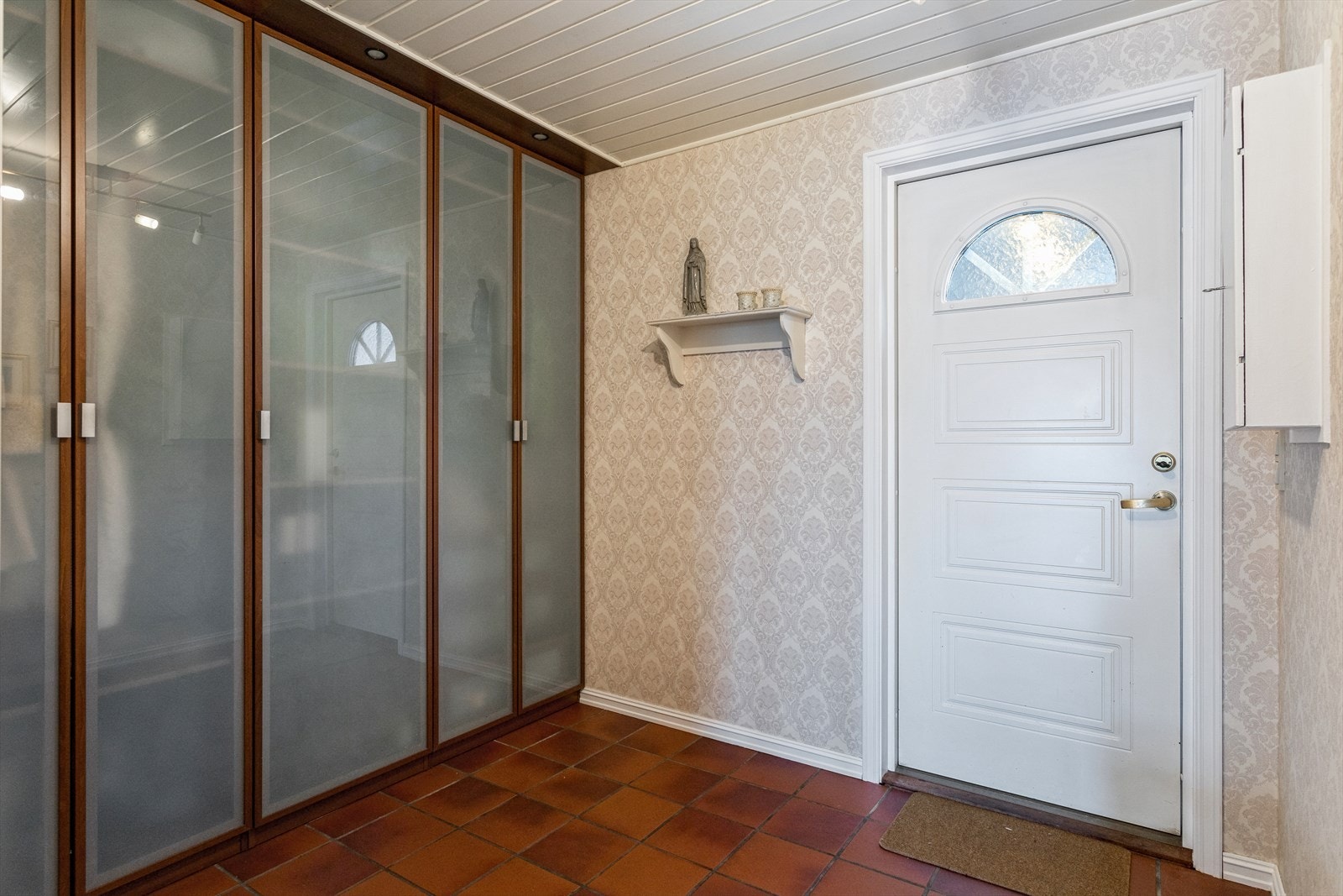 Gode muligheter for både oppheng og lagring av yttertøy og sko. Galleribilde