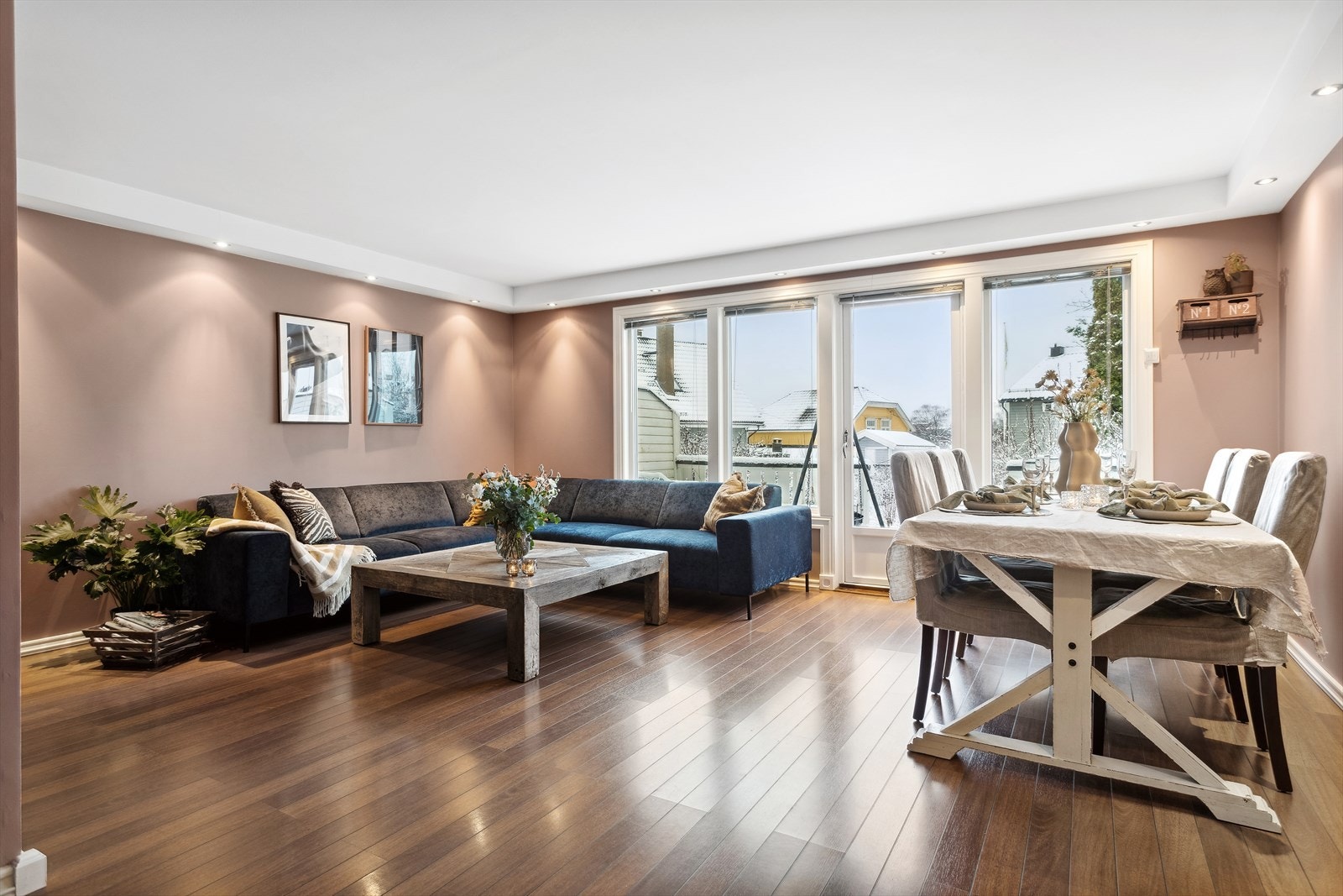 Gode vindusflater, flott fargevalg og downlights i himling gir boligen et lyst og moderne uttrykk. Galleribilde