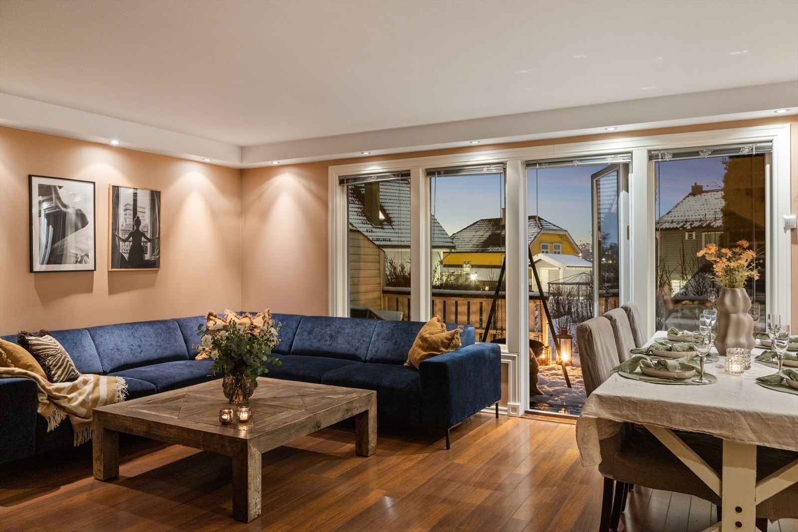 Stuen kan innredes med både sofagruppe, spisebord og annet ønskelig møblement. Galleribilde