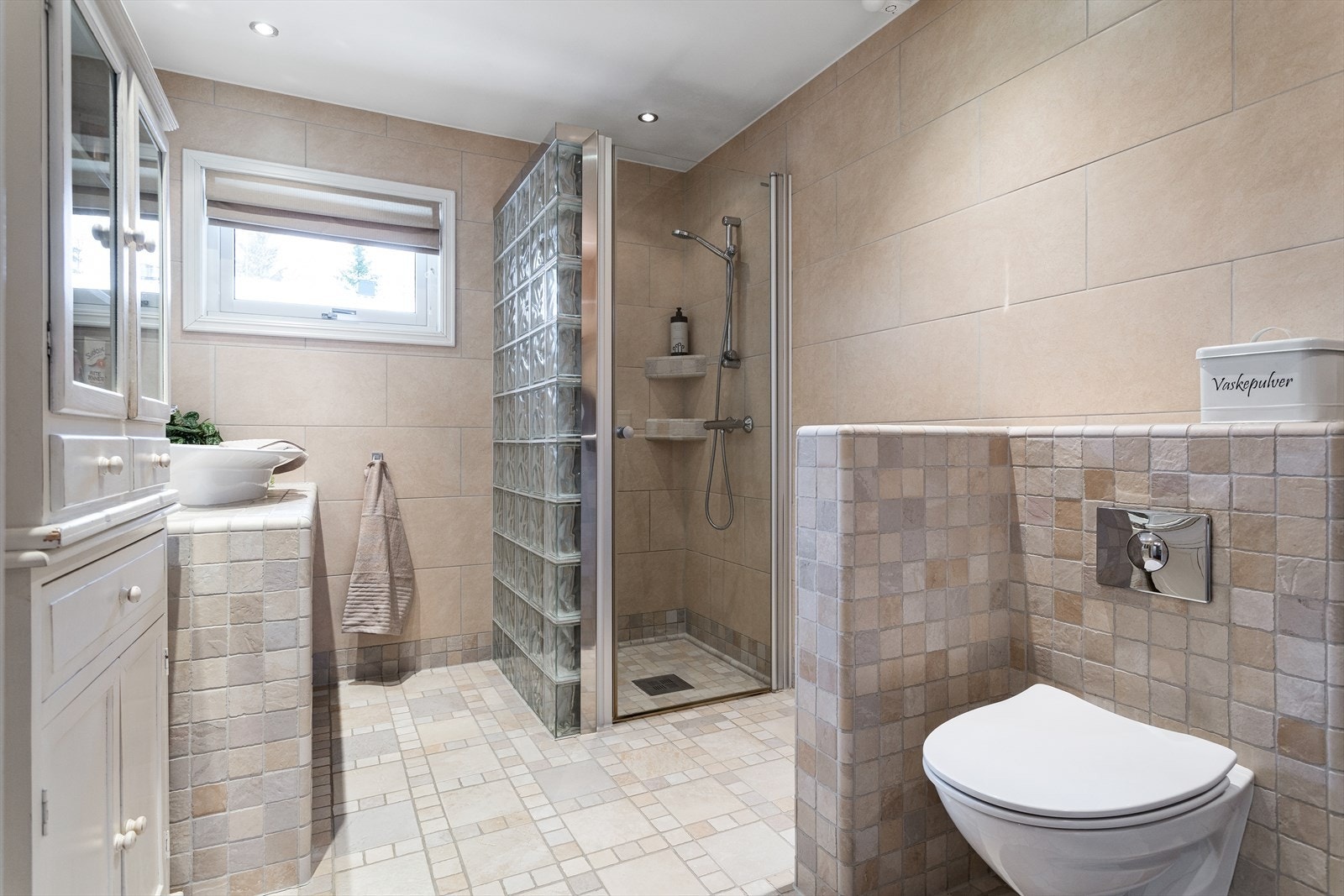 Pent flislagt baderom fra 2009 med gulvvarme. Galleribilde