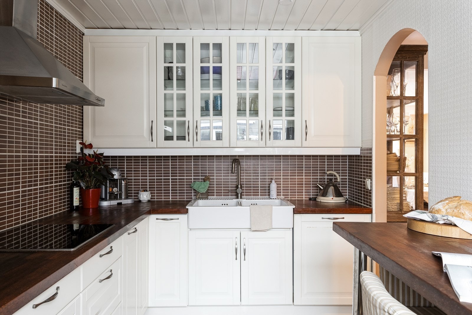 Kjøkkenet er utstyrt med integrerte hvitevarer som komfyr, platetopp, kjøleskap og oppvaskmaskin. Galleribilde