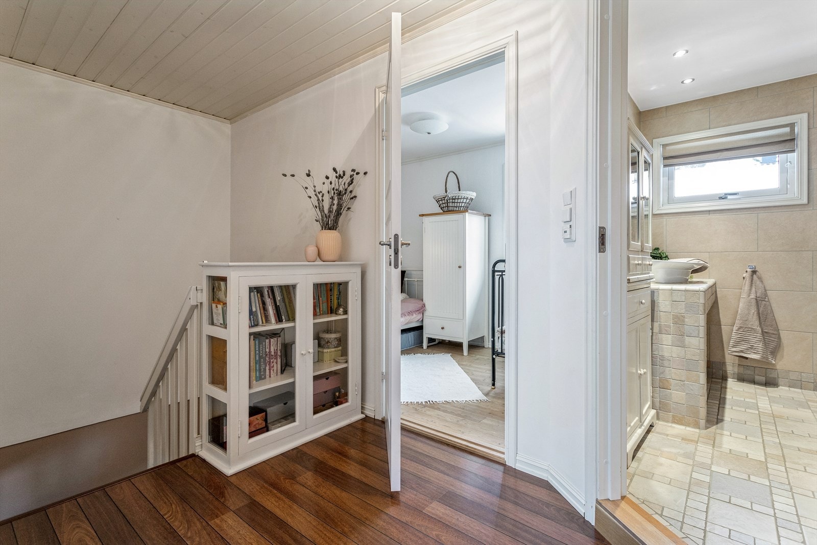 Boligens andre etasje byr på tre gode soverom og et bad. Her er det også adkomst til kaldtloft med gode lagrinsmuligheter. Galleribilde