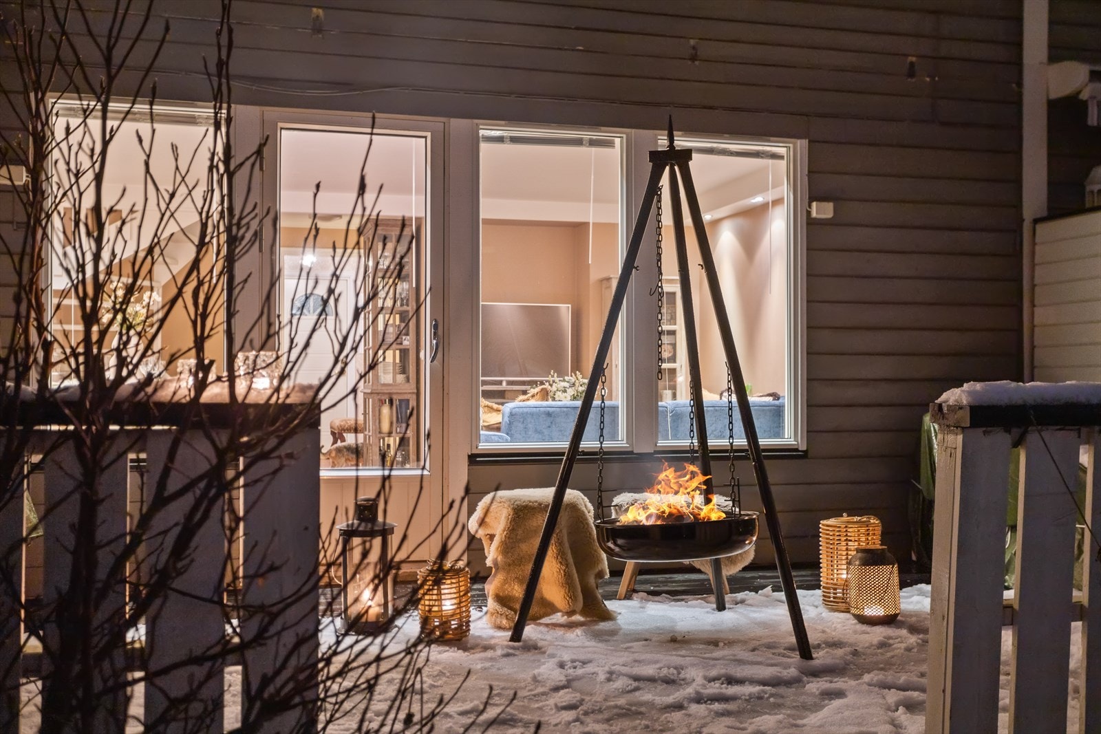 Fra stuen er det utgang til en hyggelig terrasse på ca. 15 m². Her kan du nyte varme sommerdager med gode solforhold! Galleribilde