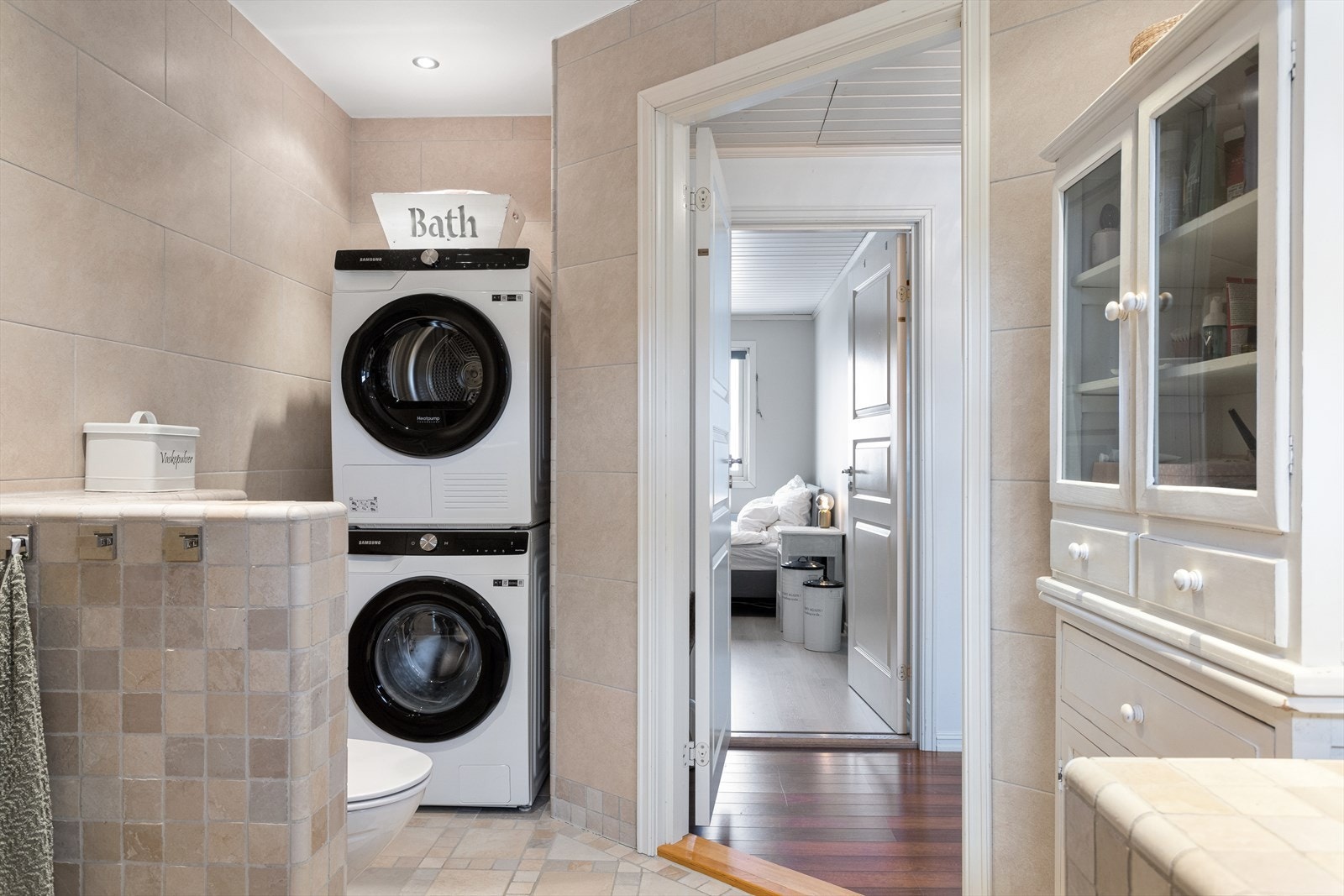 Det er god plass for både vaskemaskin og tørketrommel. Galleribilde