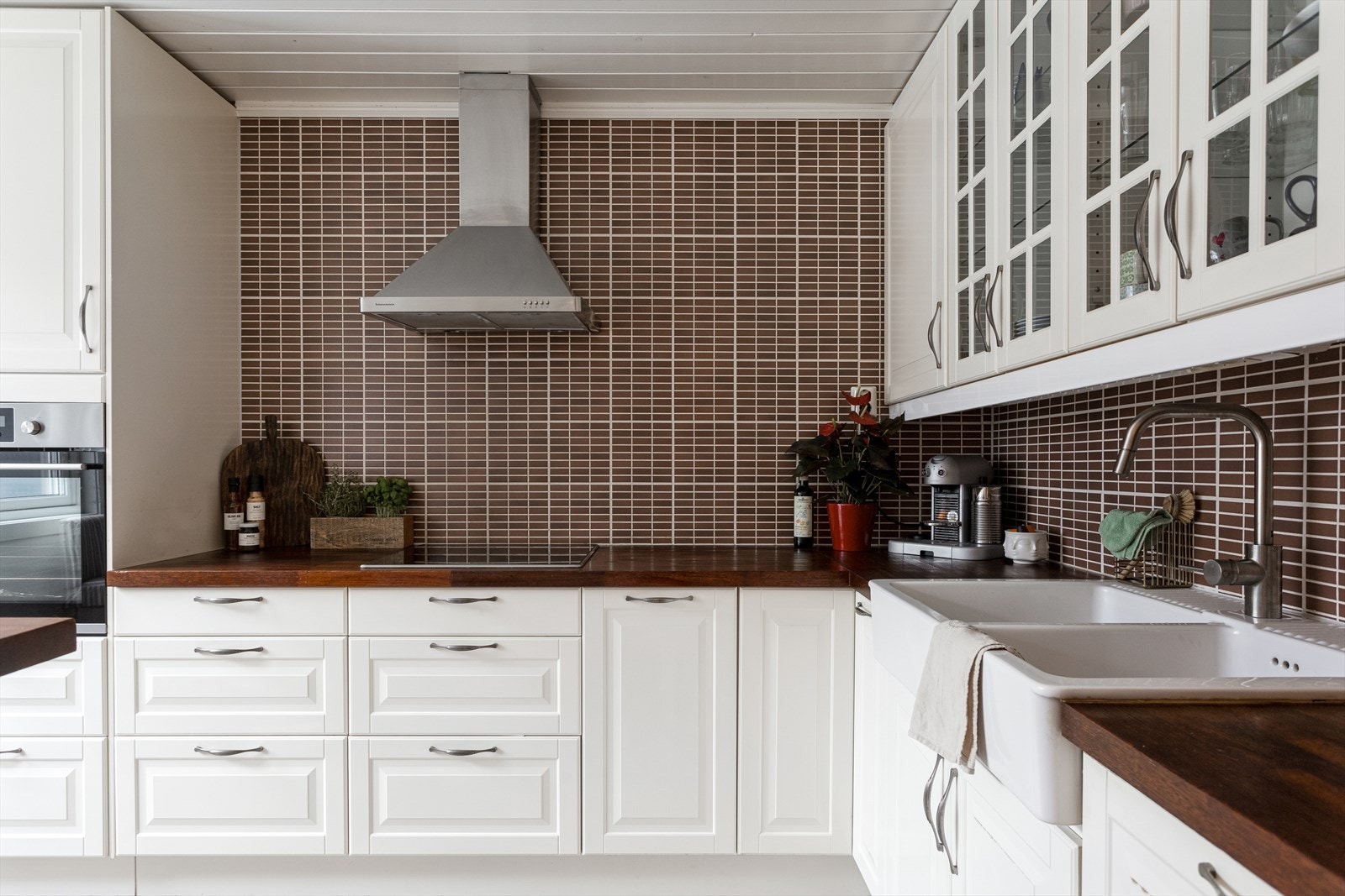 Kjøkkenet er fra 2008 og har godt med skap- og benkeplass. Her vil den kokkeglade trives! Galleribilde