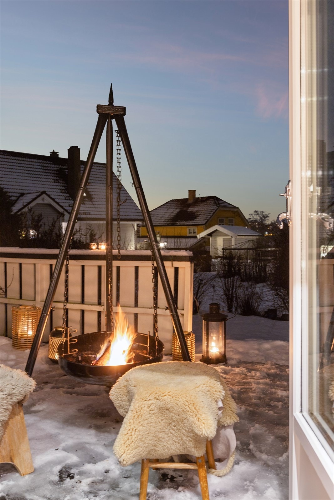 Et innholdsrikt og familievennlig rekkehus over to plan med flotte uteplasser. Galleribilde