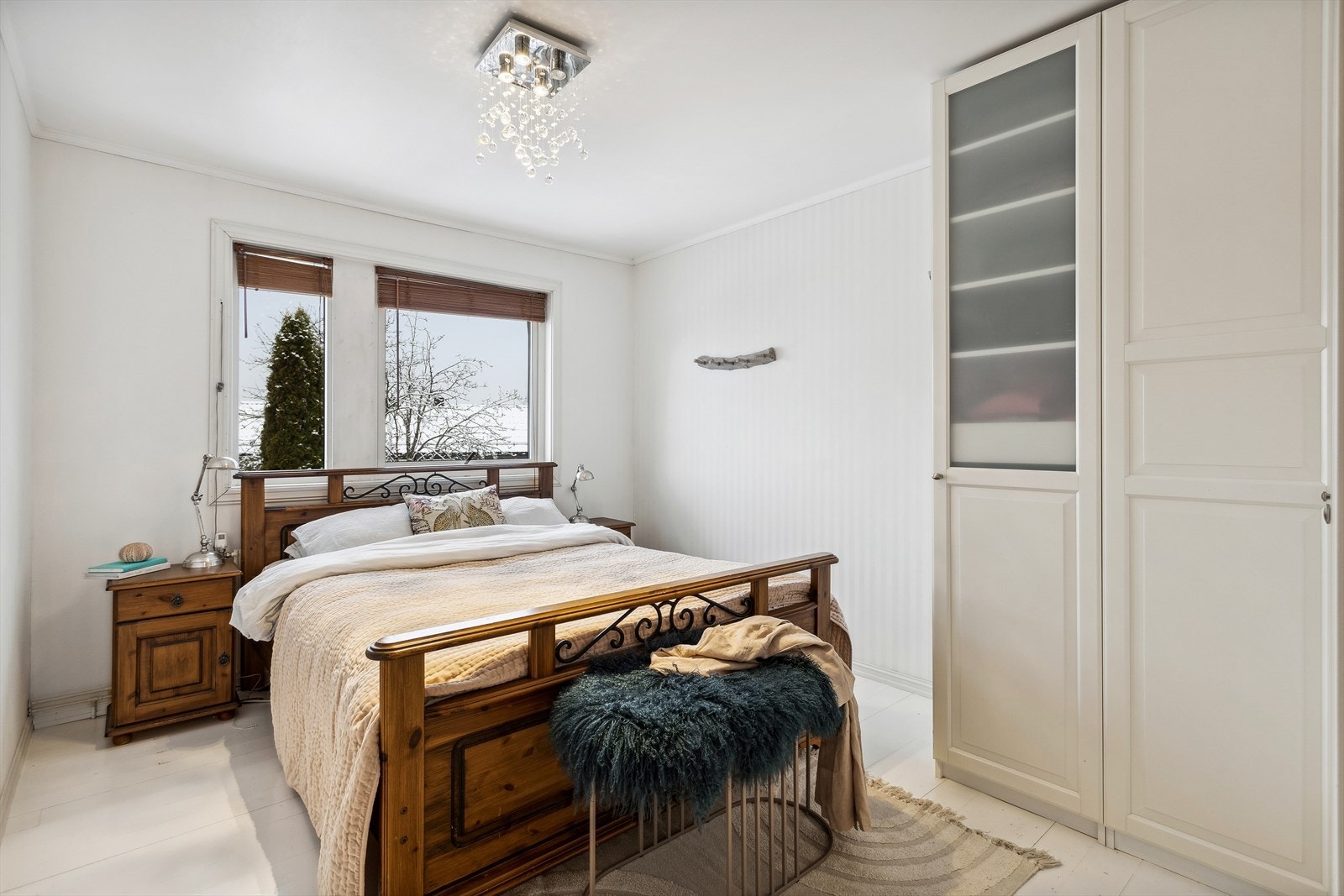 Hovedsoverom med god plass til dobbeltseng, garderobeskap og øvrig møblement. Galleribilde