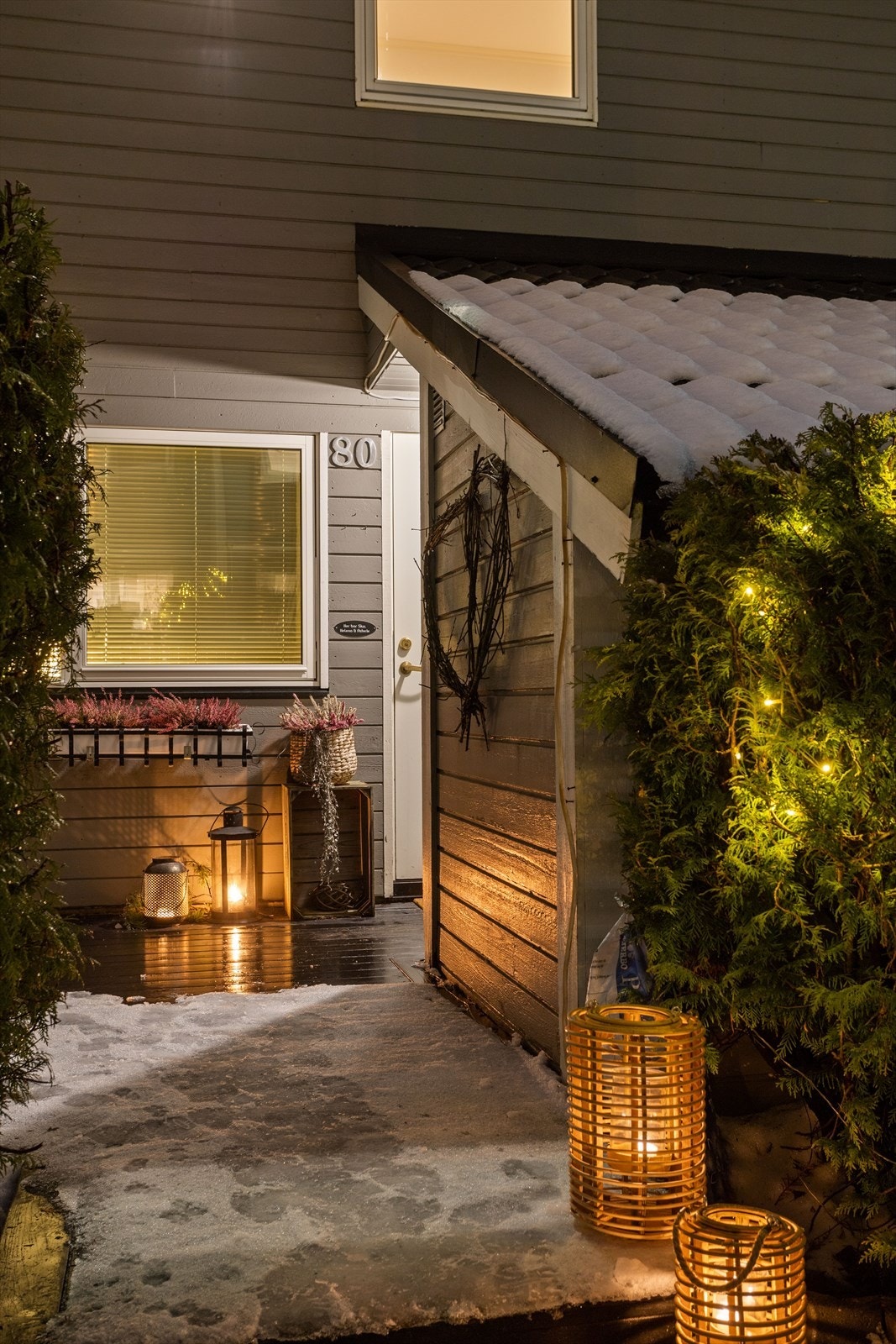 Du ankommer boligen til et koselig inngangsparti med terrasse på ca. 10 m². Galleribilde