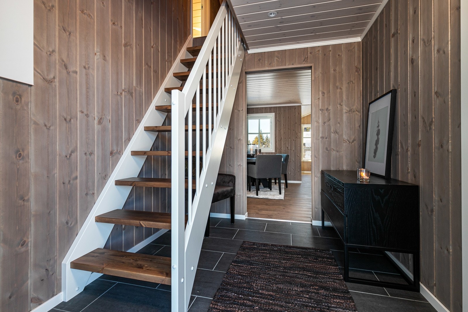 Hemsen består av to rom, og har adkomst via trapp fra entreen. Galleribilde