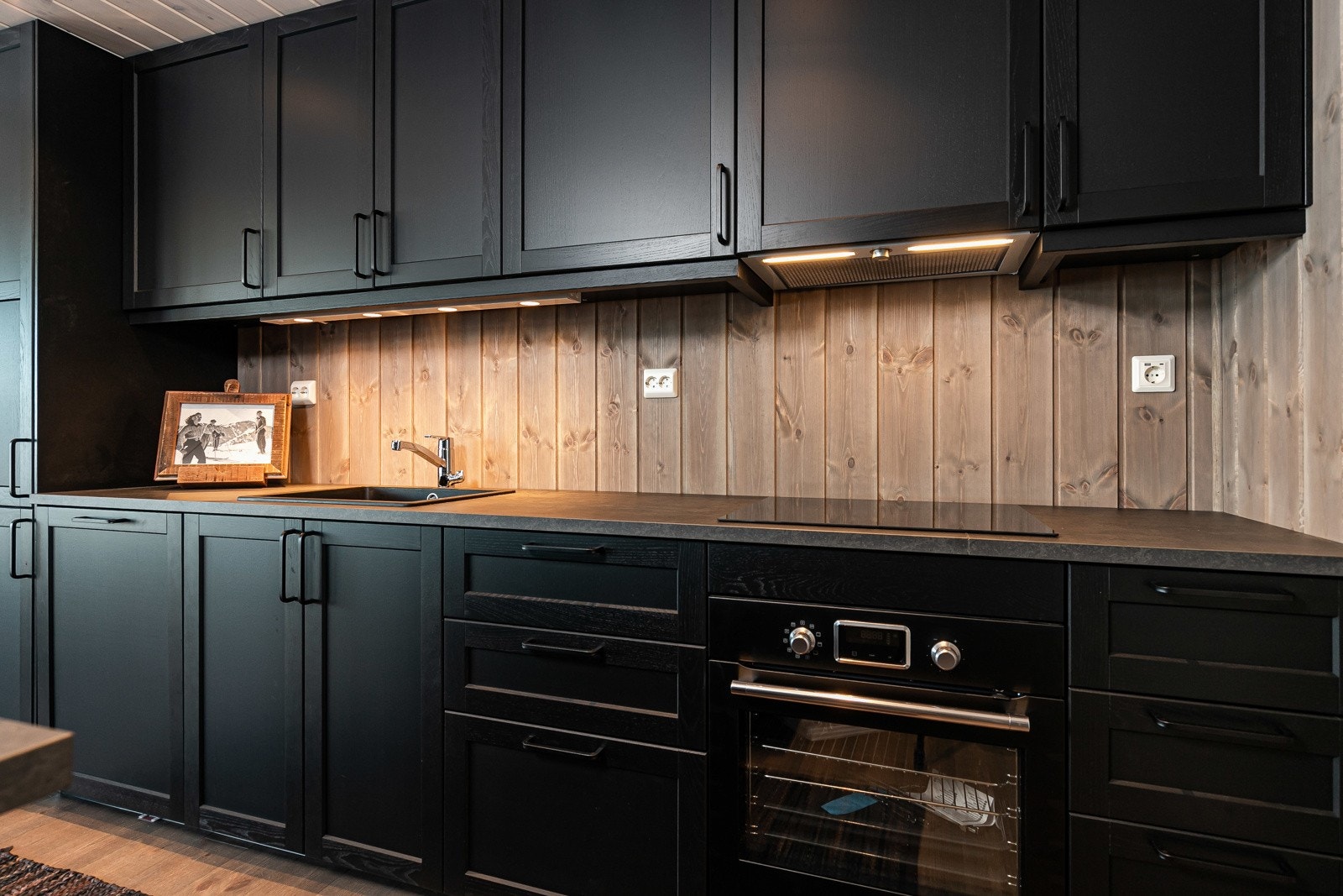 Det leveres helintegrerte hvitevarer fra Whirlpool bestående av induksjonstopp, ovn, oppvaskmaskin og kjøl-/fryseskap. Galleribilde