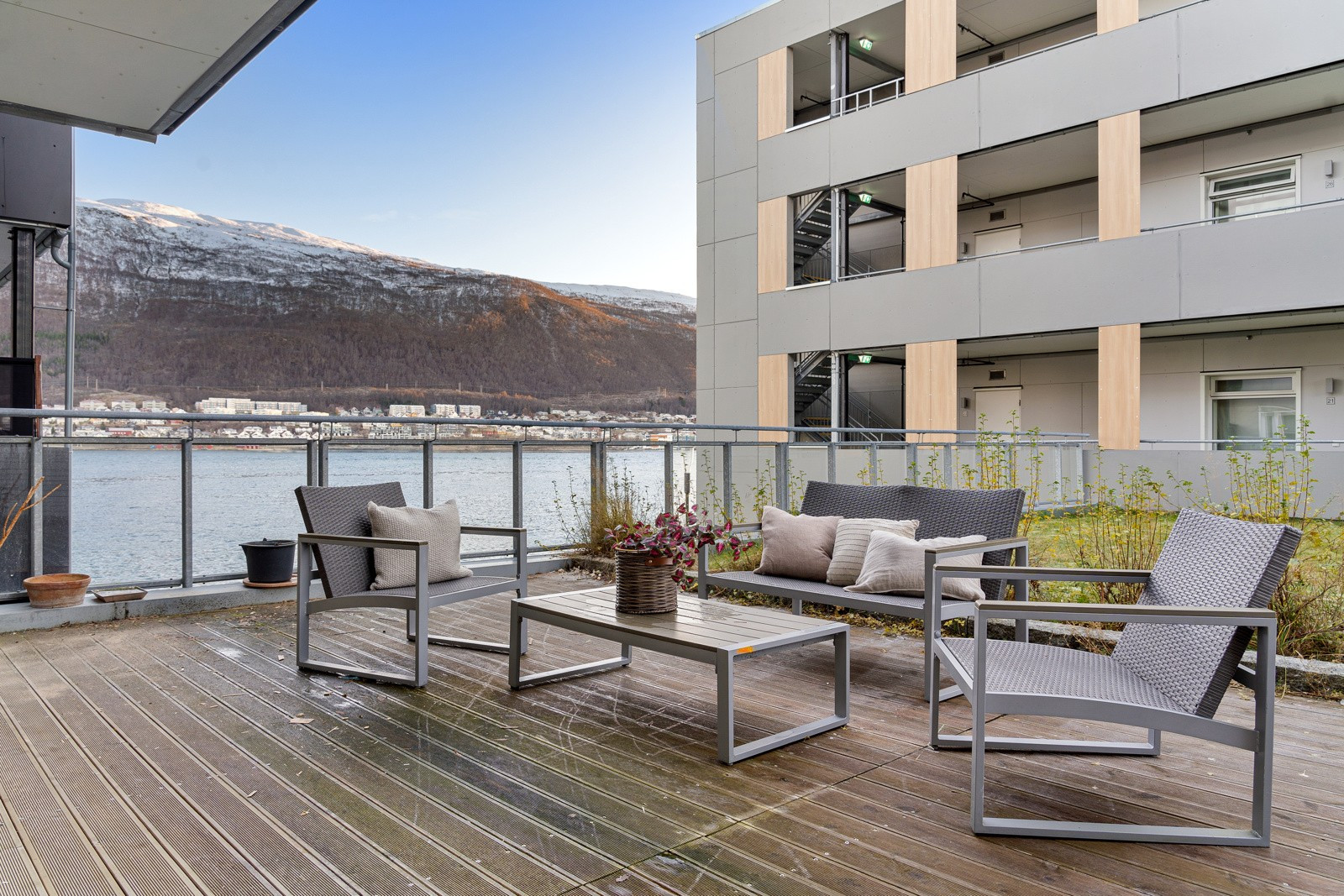 Stor terrasse på hele 36 kvm med god plass til utemøblement, grill og beplantning.