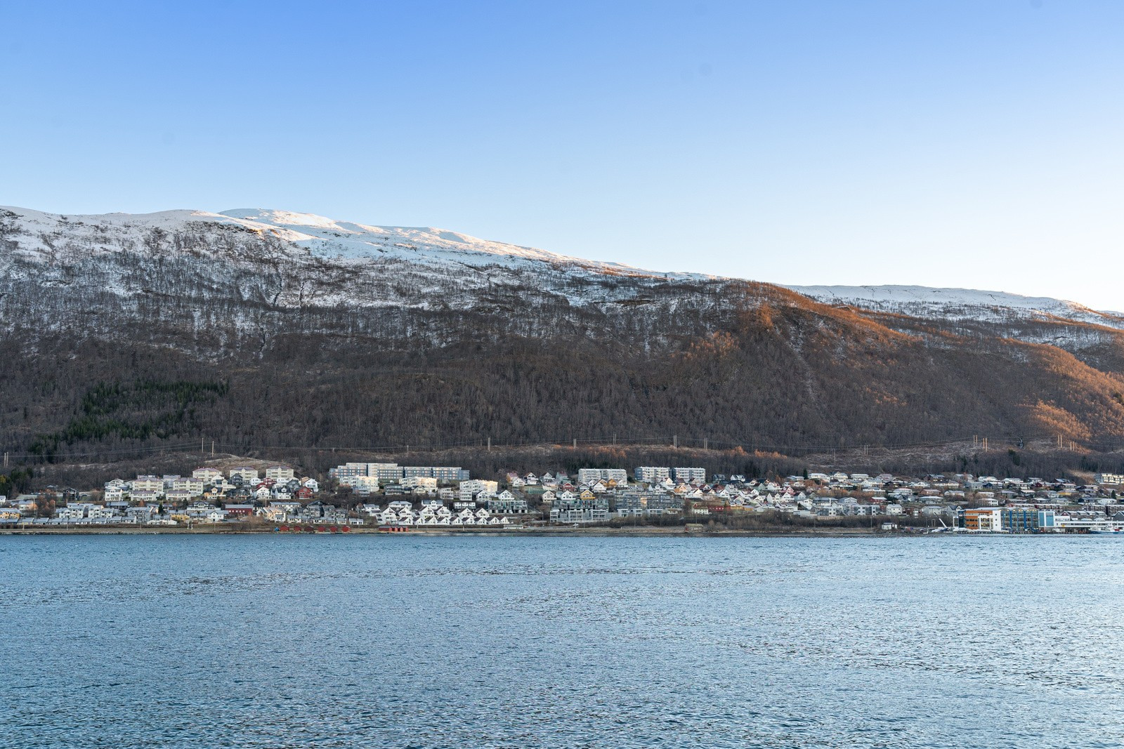 Her har du nydelig utsikt over Tromsøysundet og over til fastlandet.