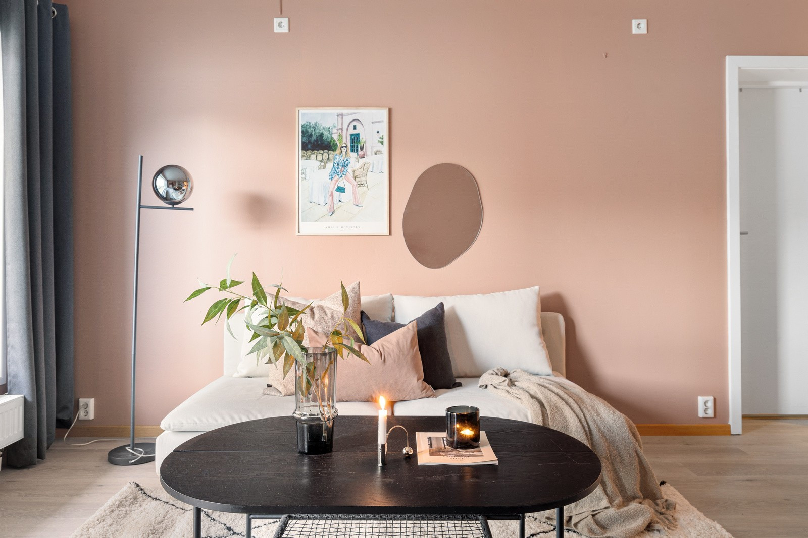 Stuen har en naturlig sone for sofagruppe. De store vindusflatene slipper inn rikelige mengder med naturlig lys.