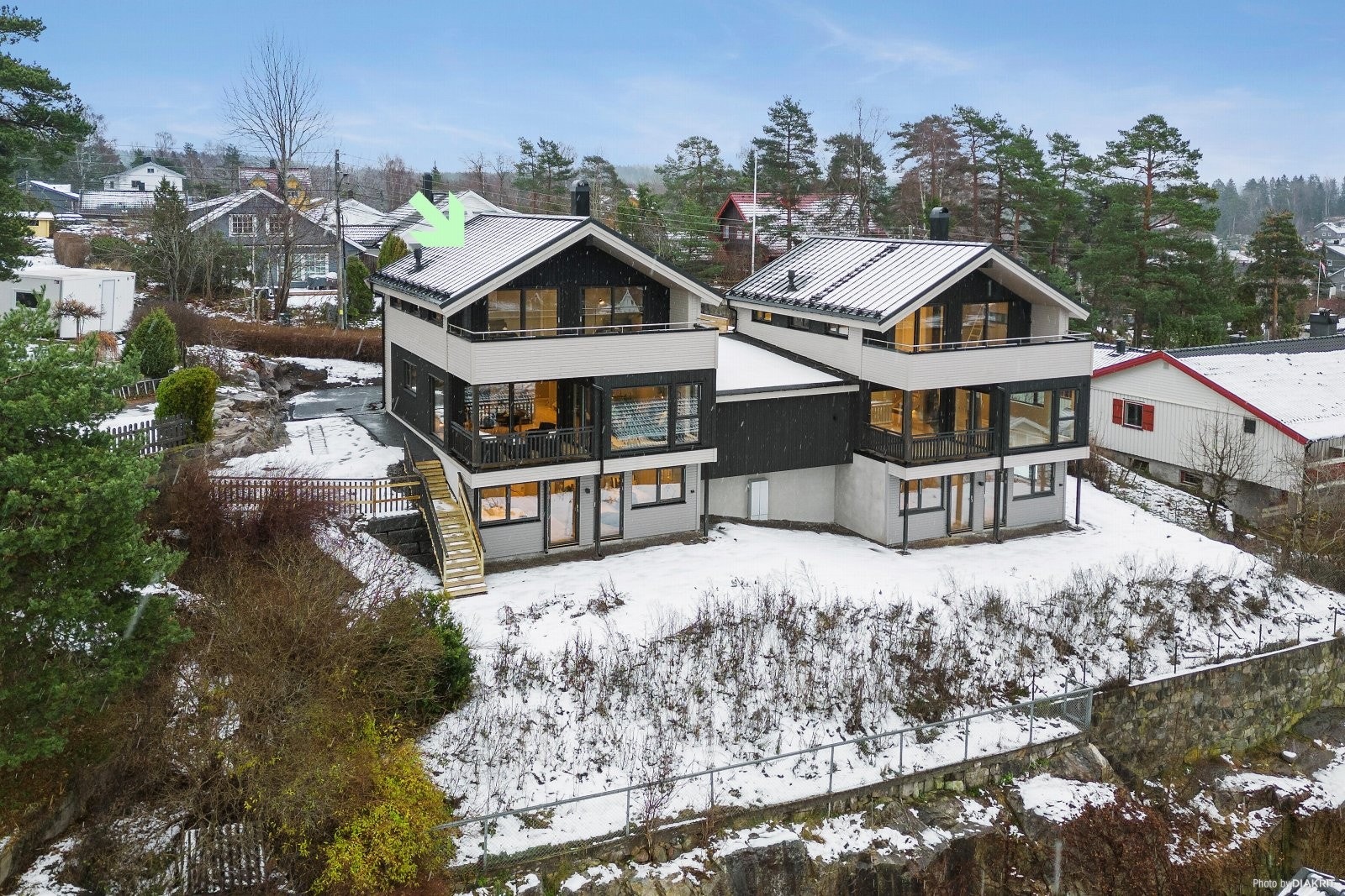 Eiendommen ligger i et etablert og populært boligområde på Oppegård. Høyt og fritt med gode lys- og solforhold. Fritt utsyn mot vest. Galleribilde