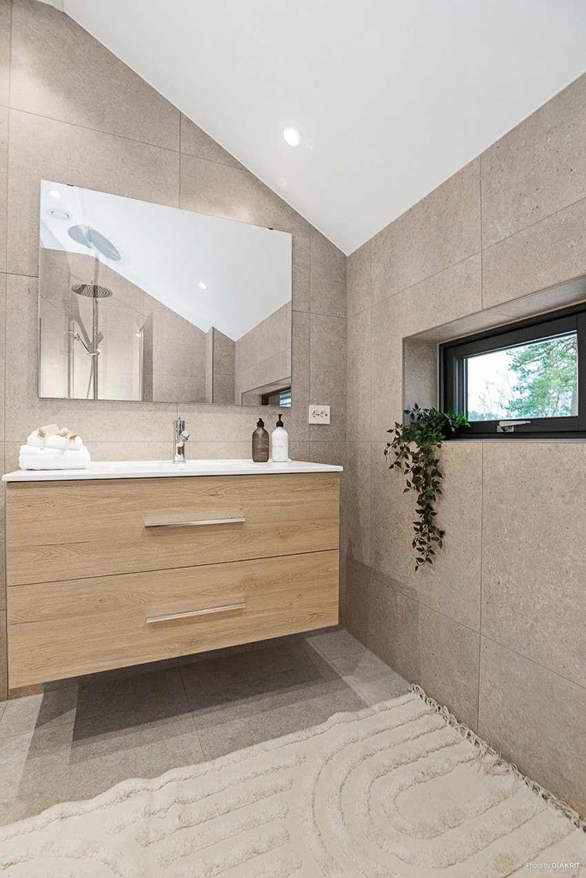 Bad i 2 - etasje - innredning og speil i 100 cm - downlights og gulvvarme Galleribilde