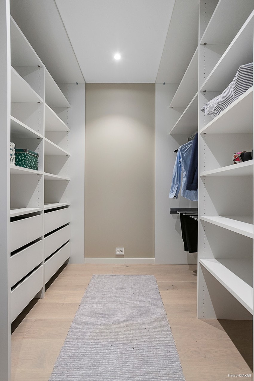 Innredet walk-in closet på hovedsoverom Galleribilde
