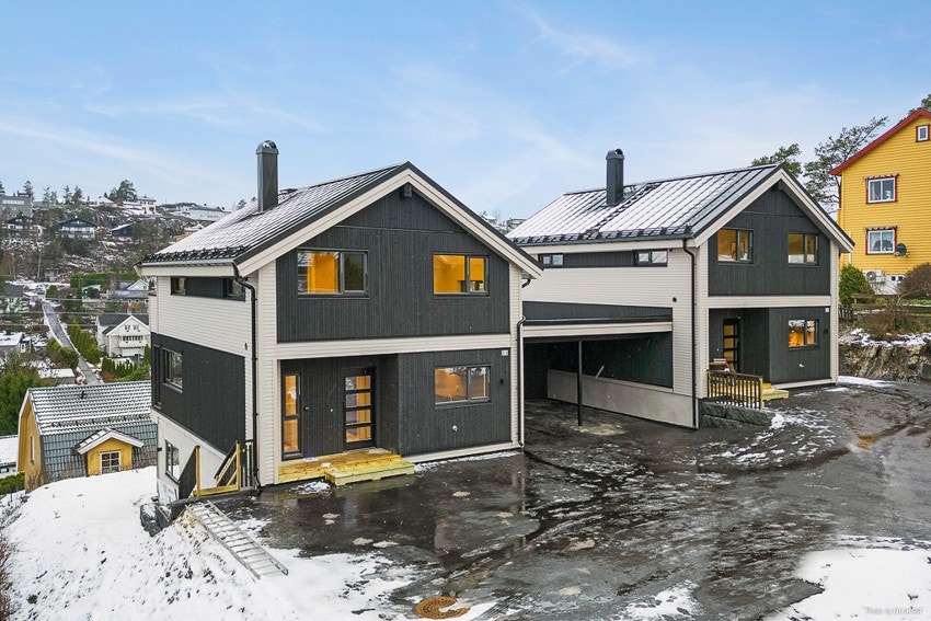 Parkering i carport og på asfaltert gårdsplass Galleribilde