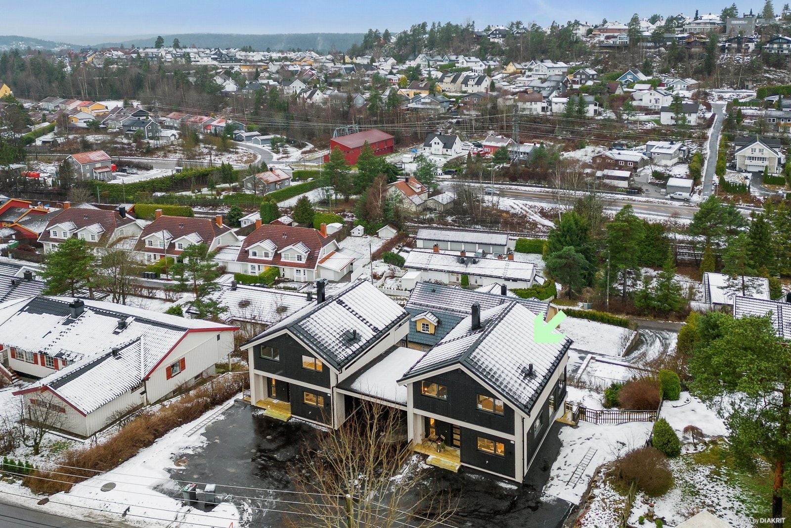 Kort vei til marka med flotte turmuligheter sommer og vinter. Gangavstand til turområde og 18-hulls golfbane på Greverud Galleribilde