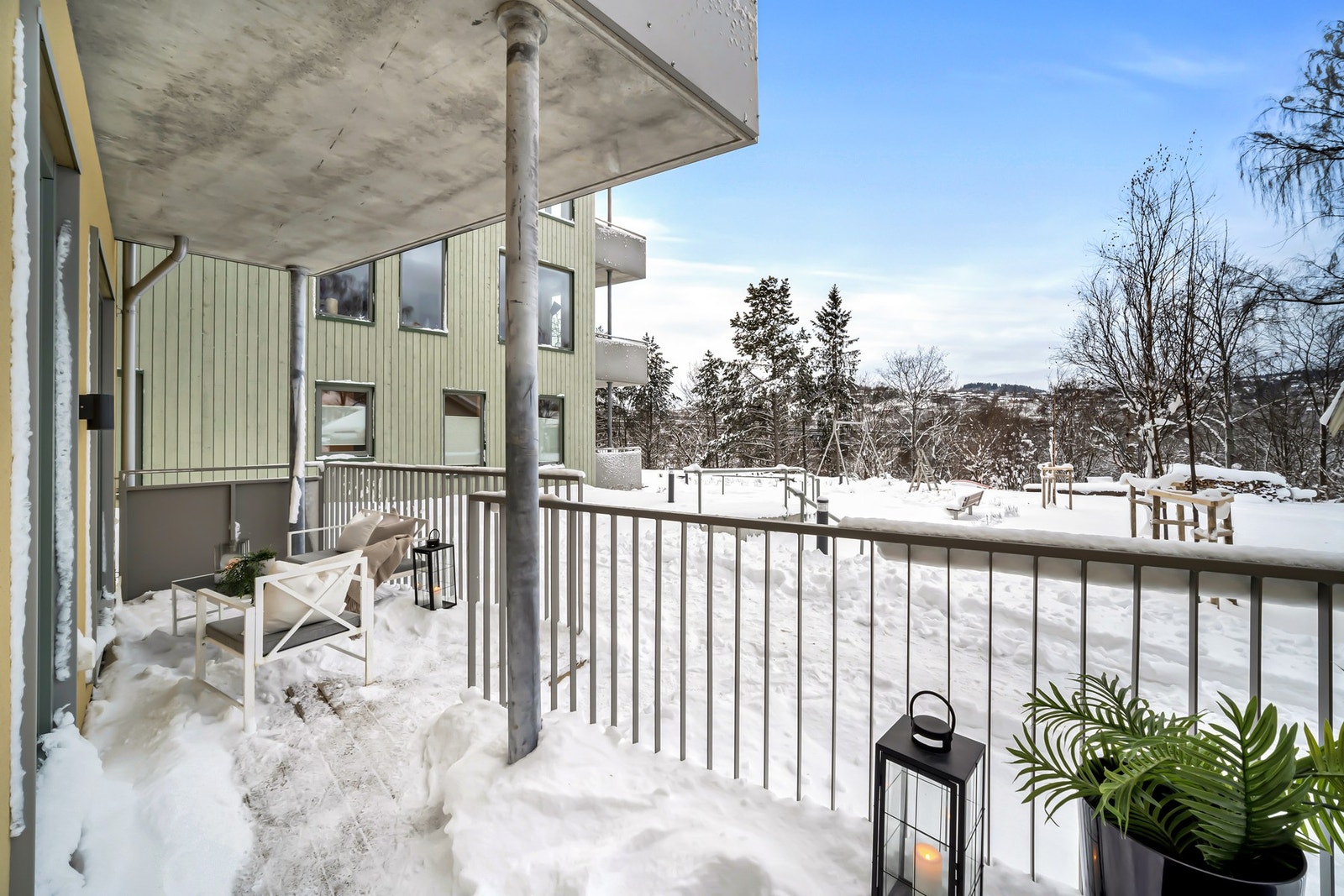 God plass til hyggelig sittegruppe på balkongen. Galleribilde
