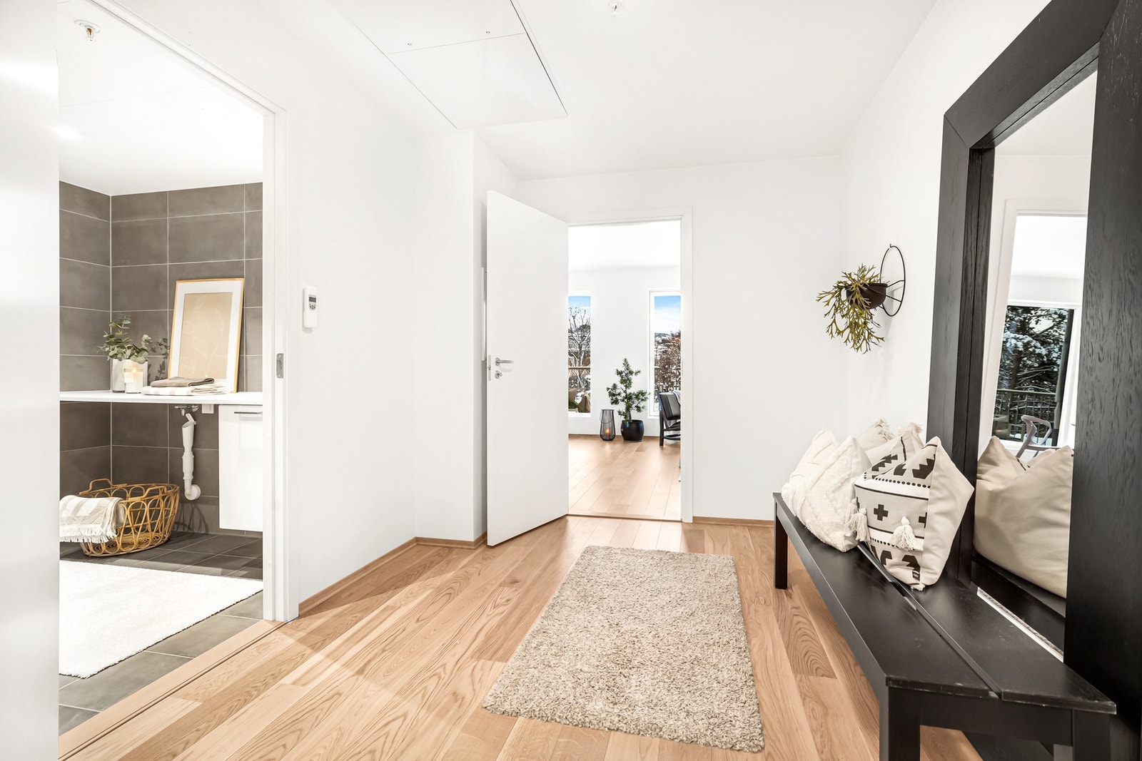 Romslig og innbydende entré. Galleribilde