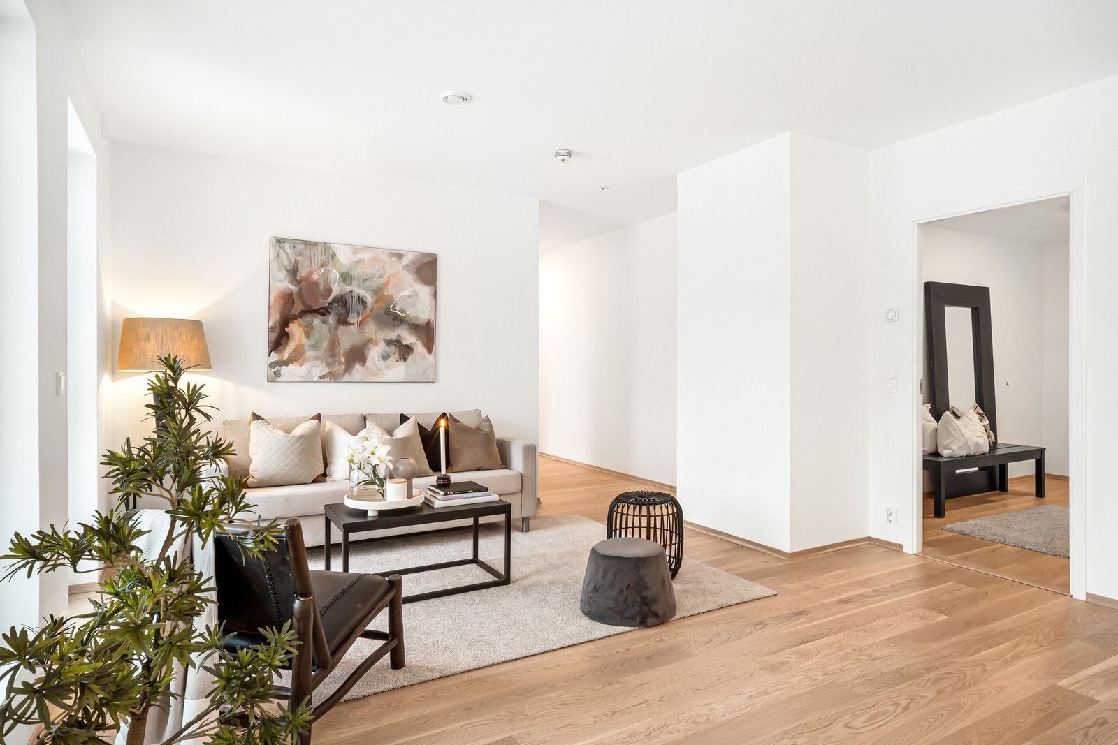 Delikat stue med god plass til sofagruppe og spisebord. Galleribilde