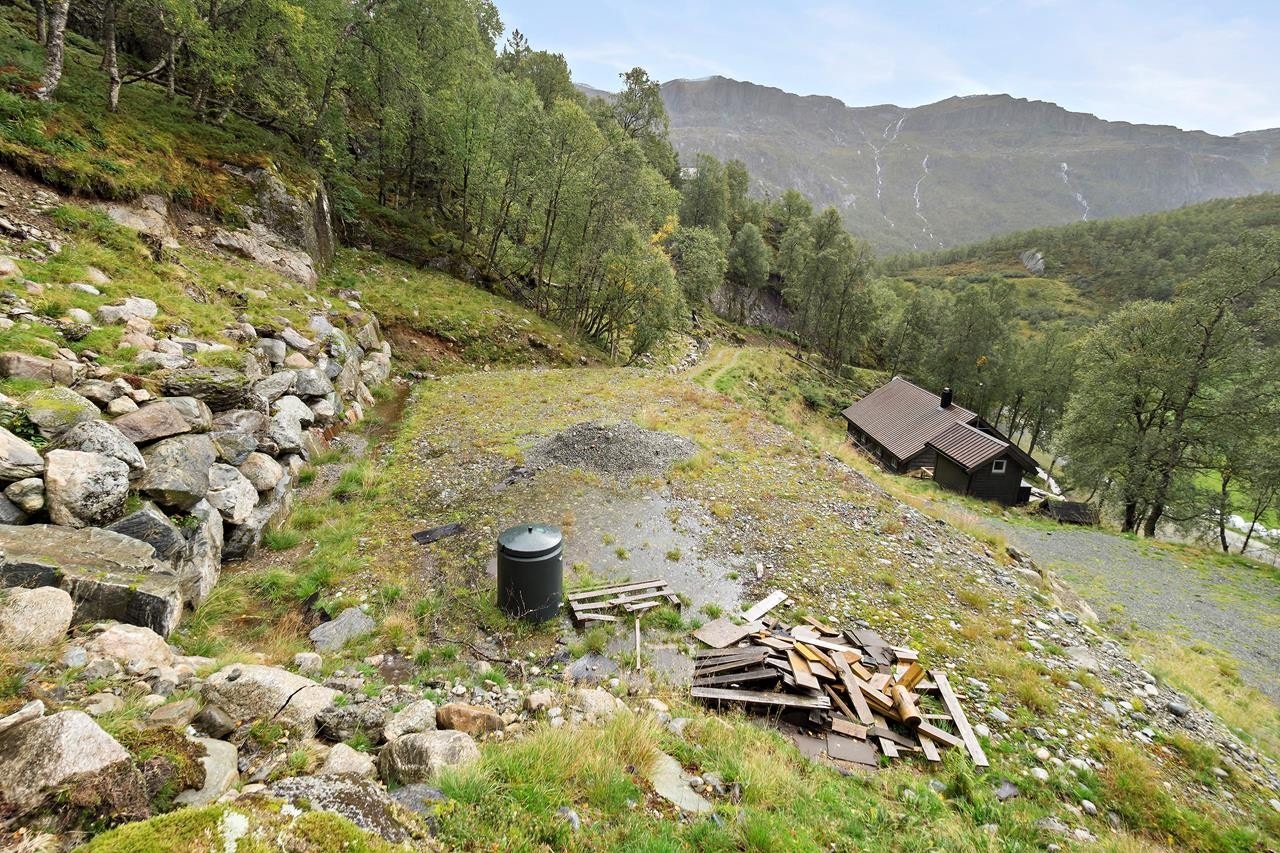 Et rolig område med et knippe andre hytter som nabo, tomten ligger høyt i terrenget med noe utsikt over Kvilldalsdalen og usjenert beliggenhet. Galleribilde