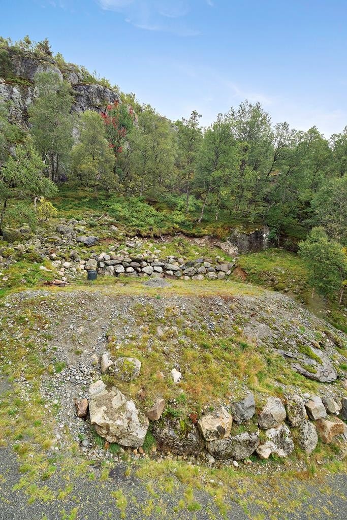 OmradebildeTomten er grovplanert og er forholdsvis flat og gruset. Galleribilde