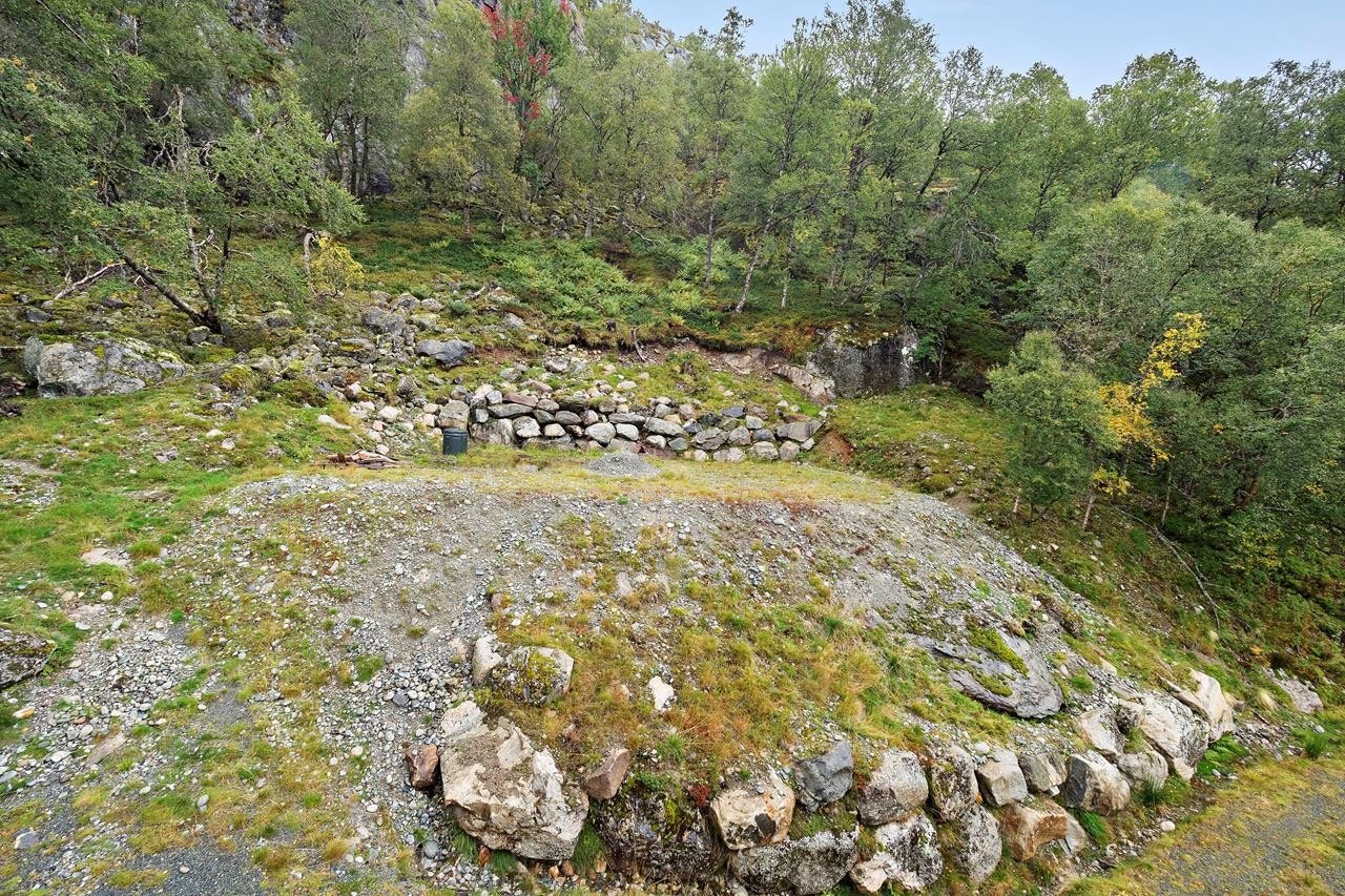 Tomten er grovplanert og er forholdsvis flat og gruset. Galleribilde