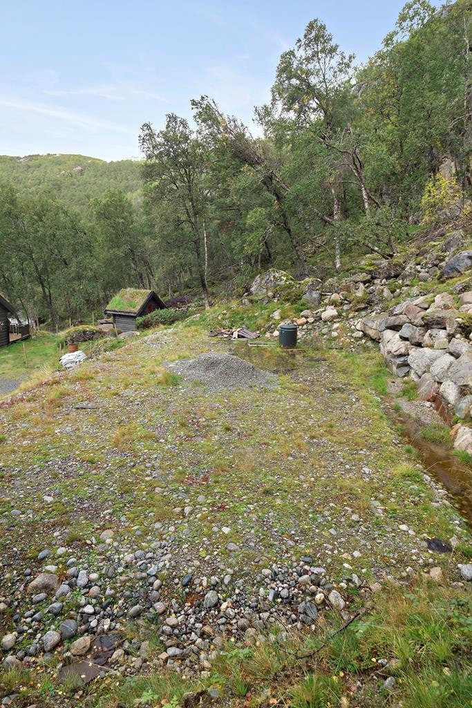 Tomten er grovplanert og er forholdsvis flat og gruset. Galleribilde