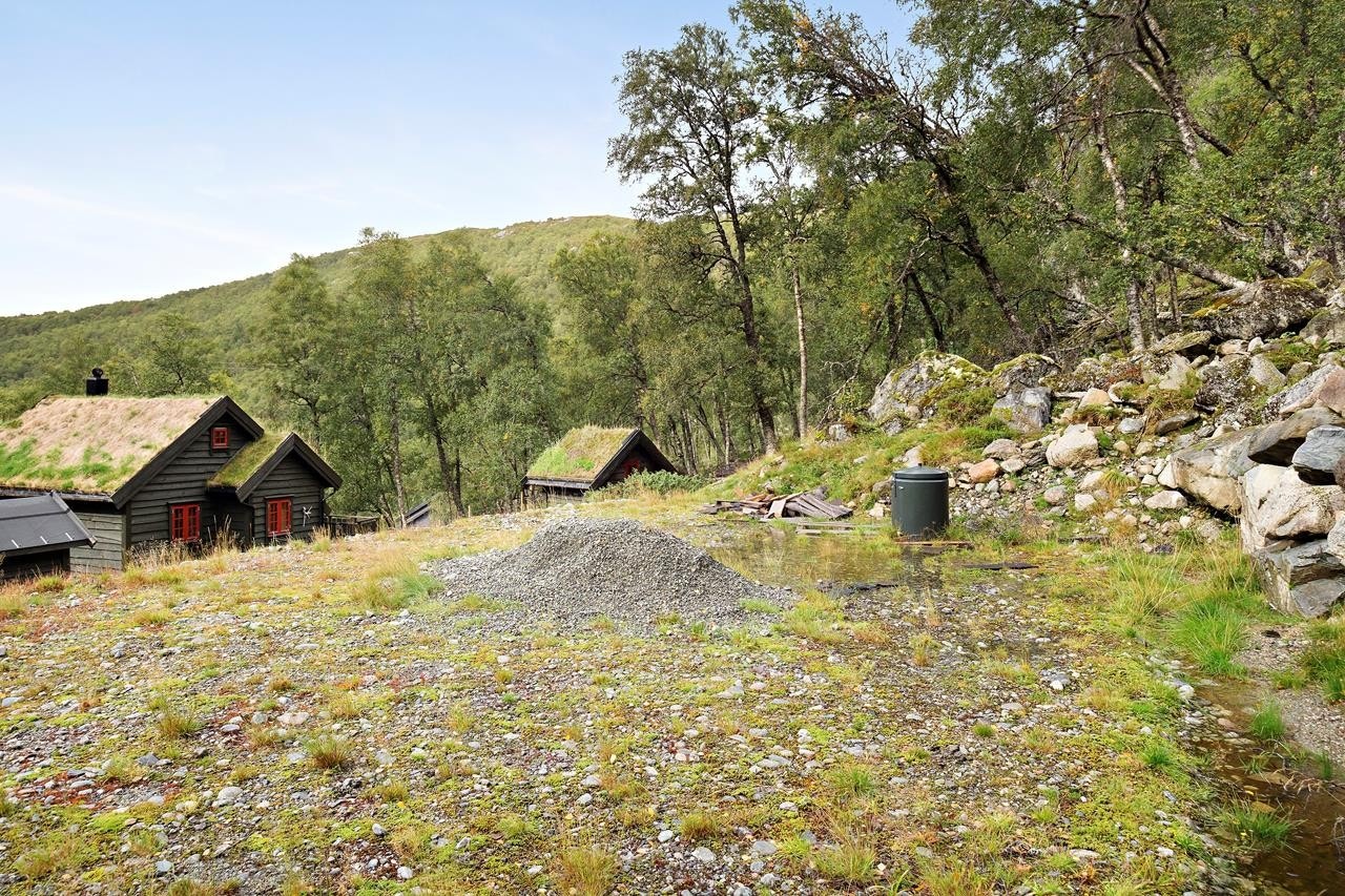 Tomten er grovplanert og er forholdsvis flat og gruset. Galleribilde
