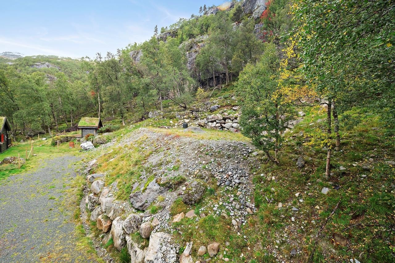 Tomten ligger i naturskjønne og landlige omgivelser i Kvilldalsdalen i Suldalsosen. Galleribilde