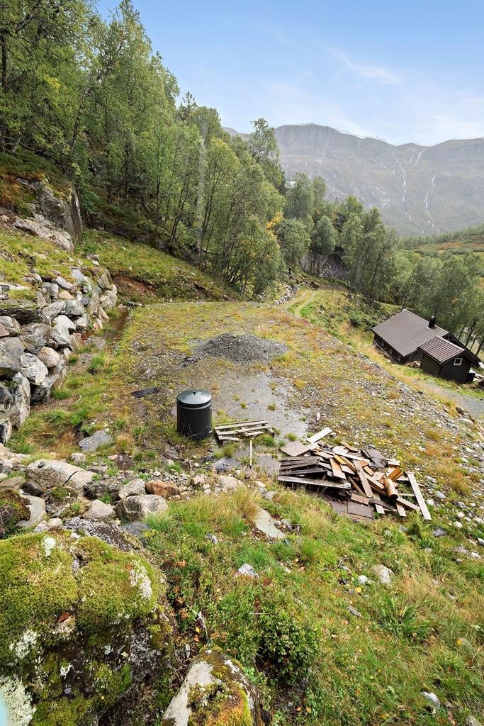 Tomten er grovplanert og er forholdsvis flat og gruset. Galleribilde