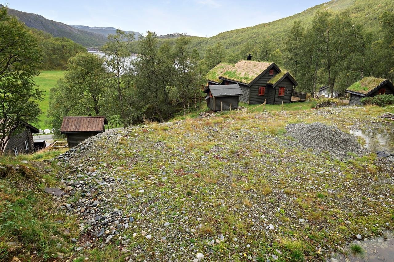 Nyastølen - Fritidstomt beliggende i landlige omgivelser like ved Lauvastølvatnet, flott turterreng i umiddelbar nærhet. Galleribilde