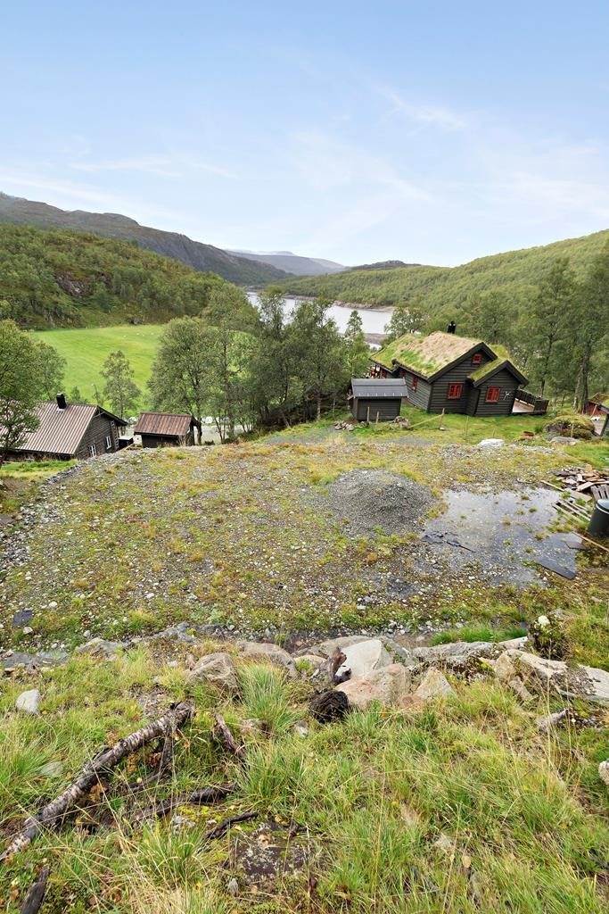 Tomten ligger høyt i terrenget med noe utsikt over Kvilldalsdalen og usjenert beliggenhet. Galleribilde