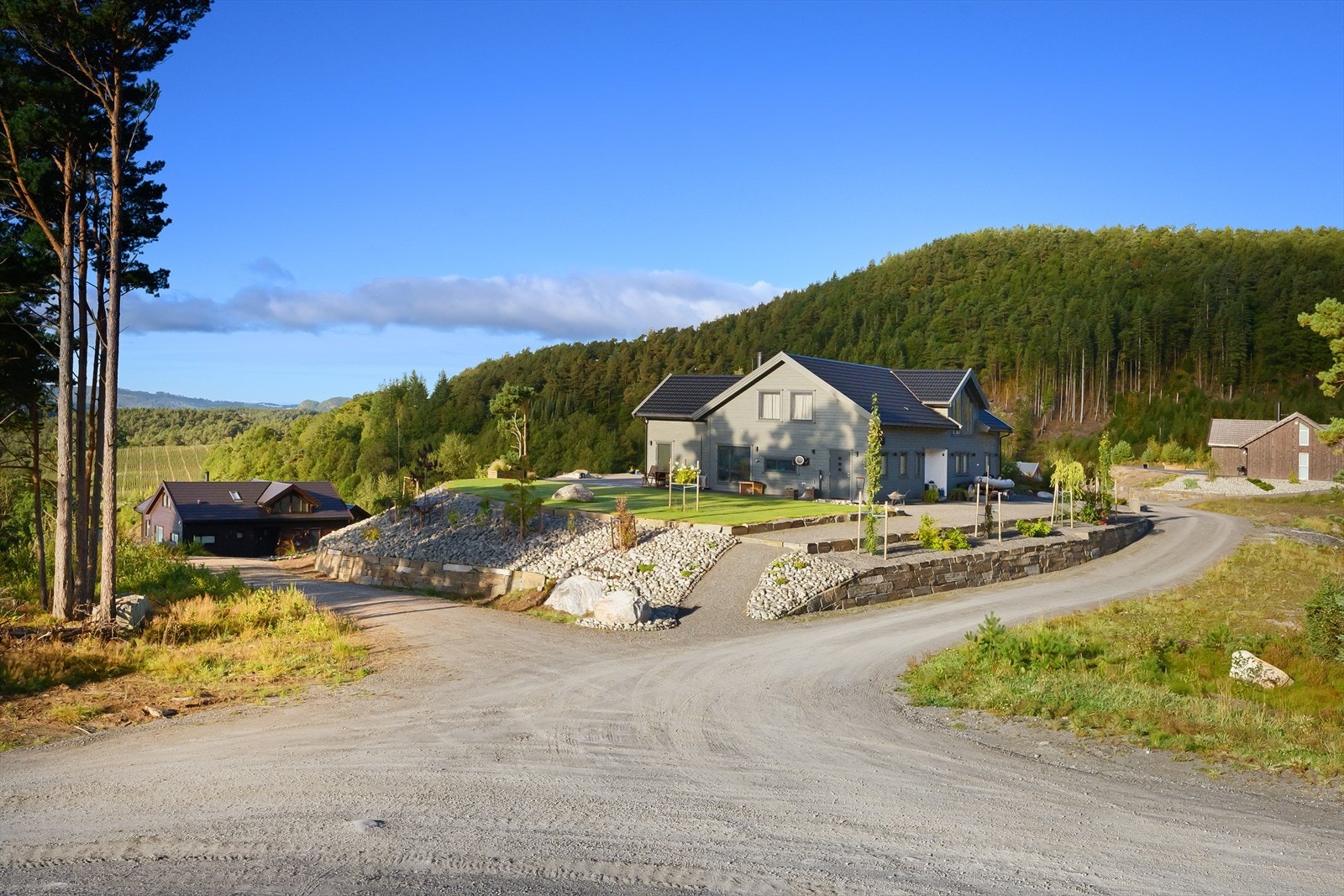 Flere av hyttene som er bygget av Hjelmeland bygg Galleribilde
