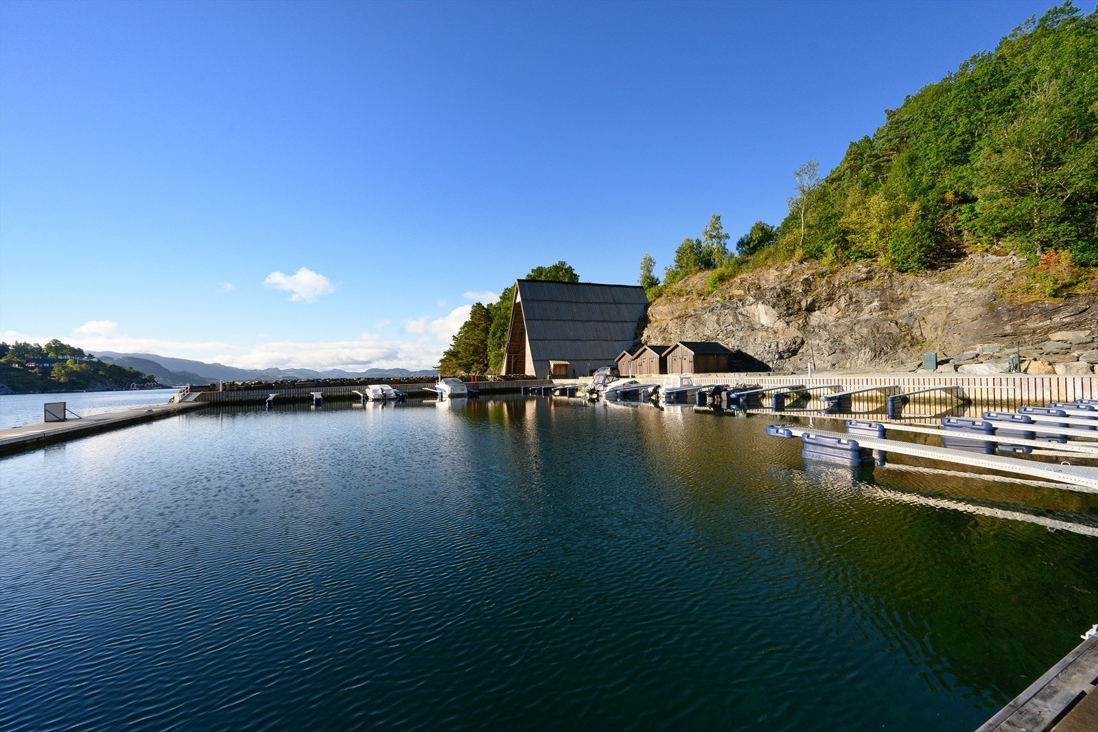 Flott bryggeanlegg like ved Katedralen Galleribilde