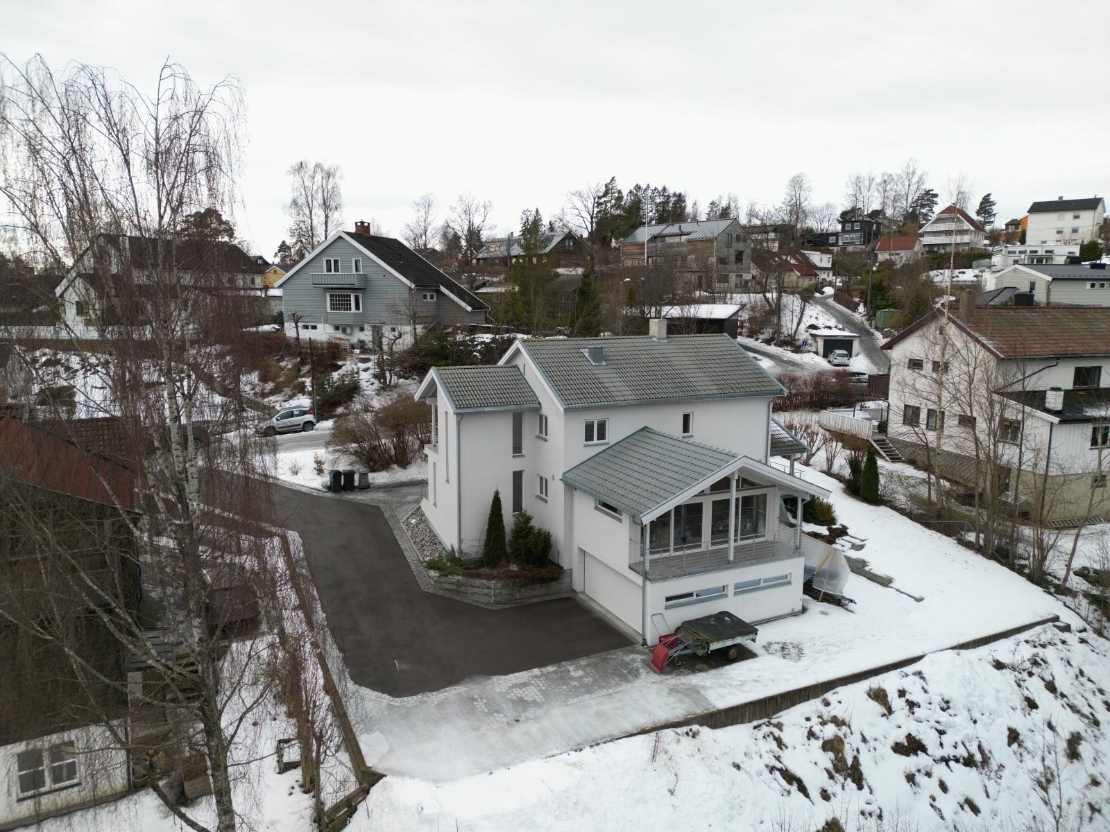 En innholdsrik enebolig i tre etasjer - grensende mot friområde Galleribilde