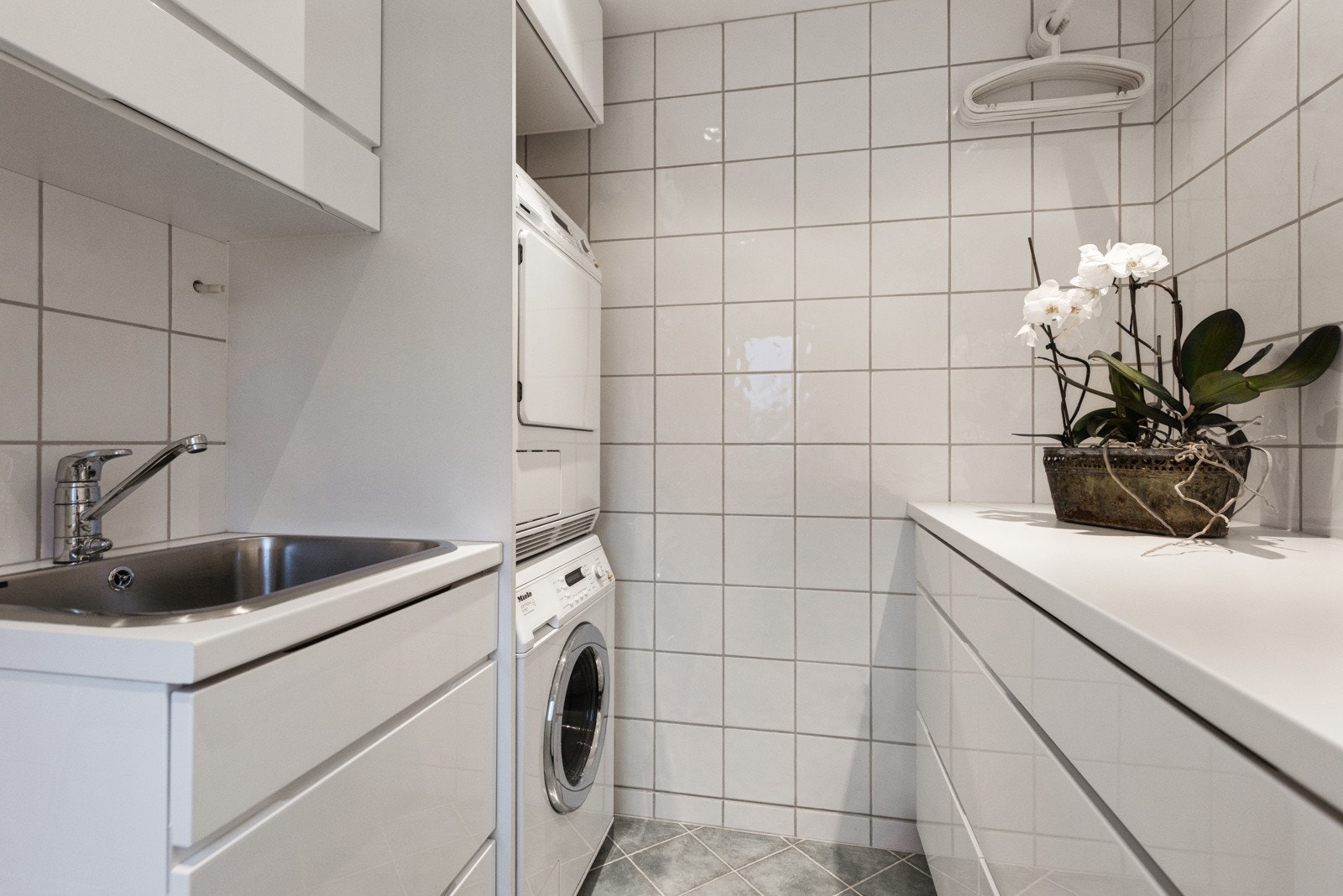 Smart vaskeromsavdeling med benk og god oppbevaringsplass Galleribilde