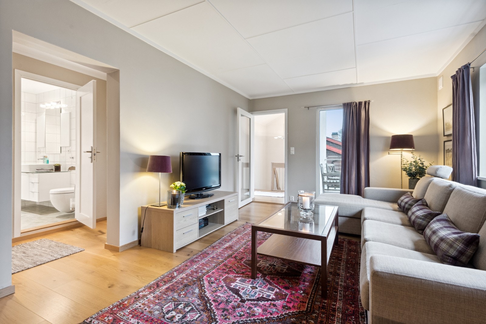 Stue, mot bad Galleribilde